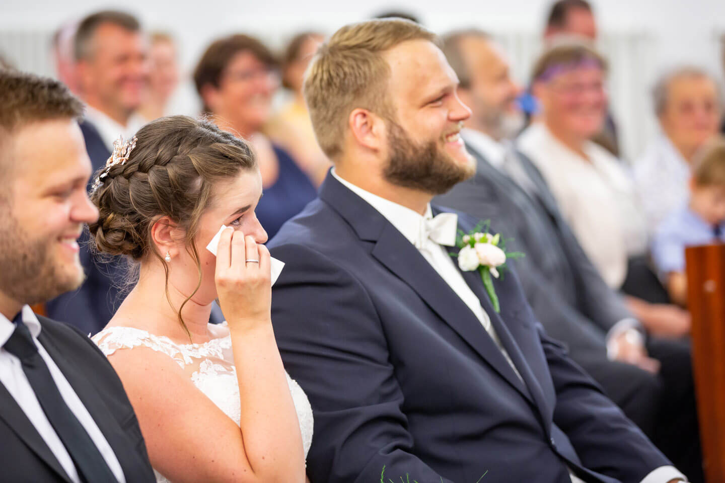 Braut wischt sich eine Träne aus dem Auge