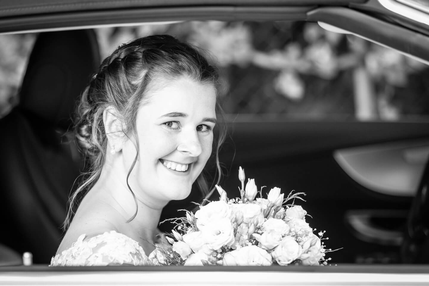 Braut im Brautauto