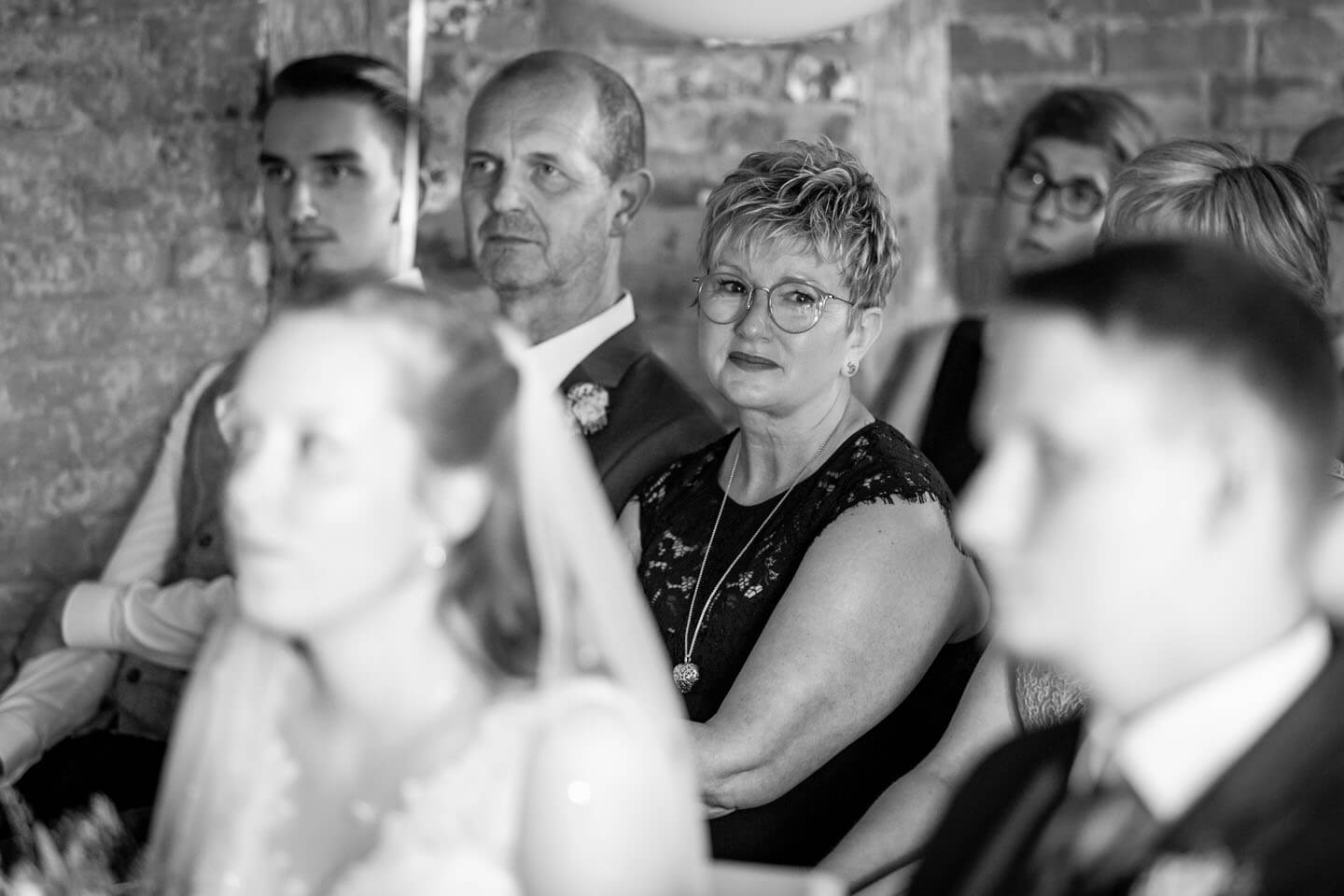 Gäste bei ein er Scheunenhochzeit