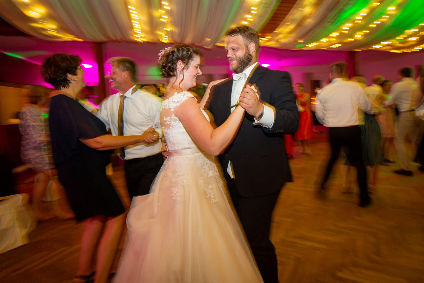 Brautpaar auf dem dancefloor nach Eröffnungstanz