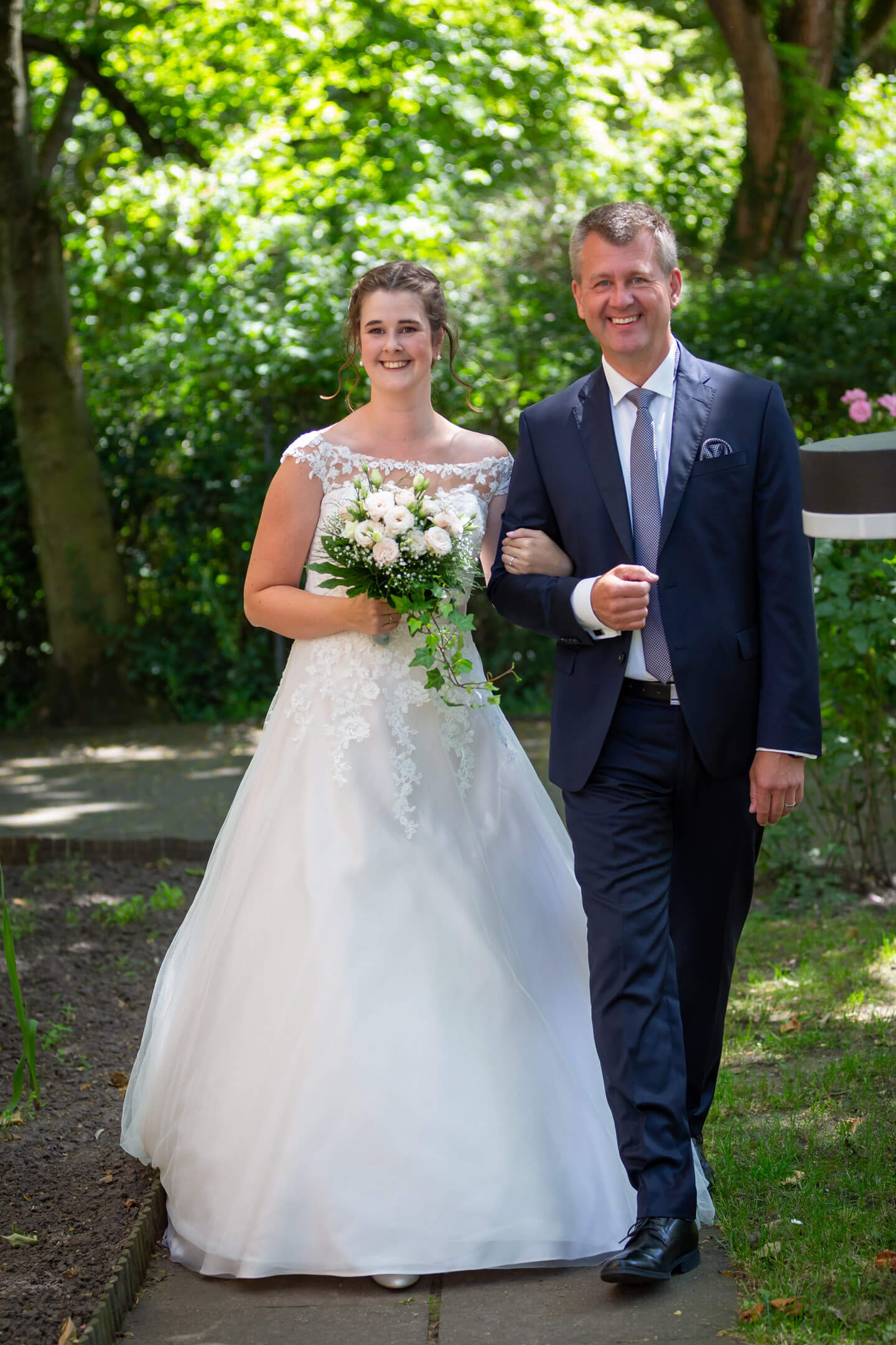 Der Brautvater führt seine Tochter zum Altar