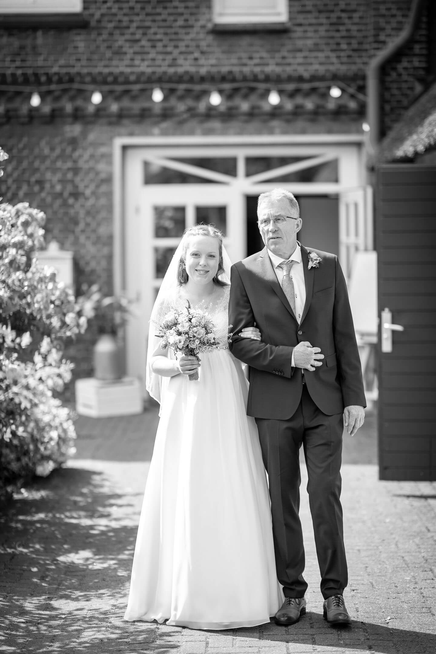 Braut wird von Brautvater zur freien Trauung begleitet.