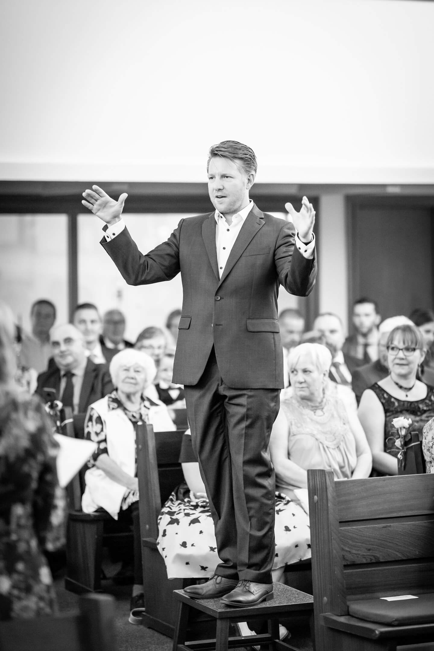 Chorleiter bei Gesangsdarbietung