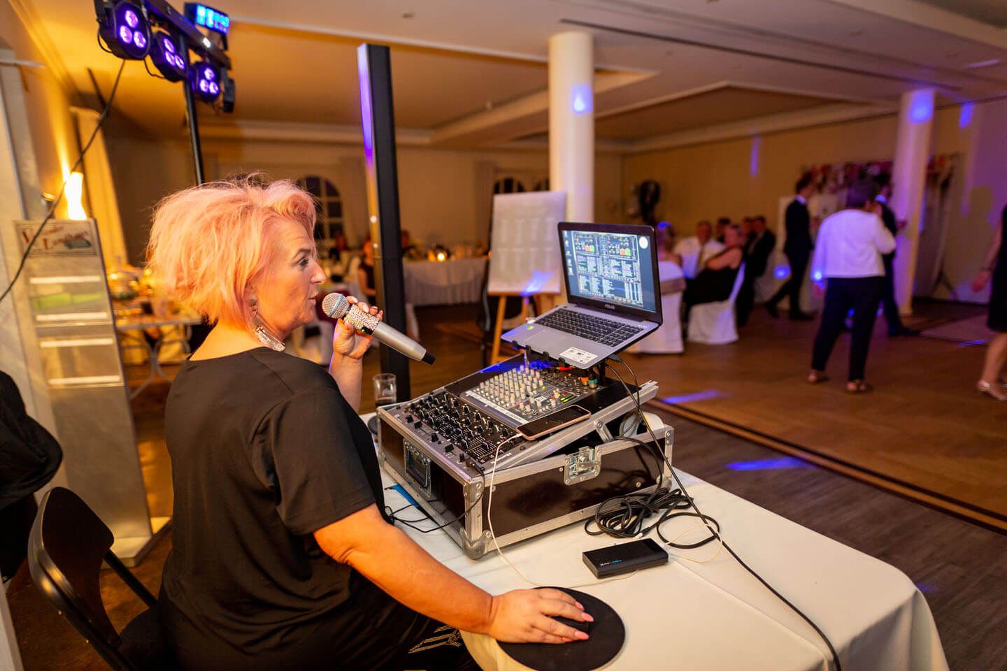 DJane bei der Arbeit