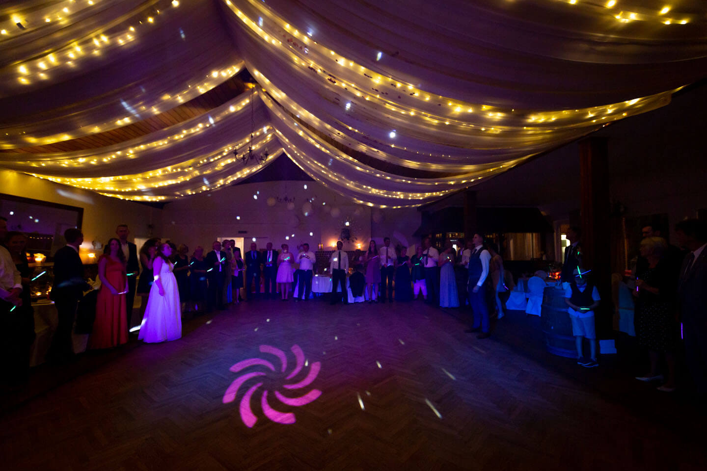 Eröffnungstanz im dunklen Festsaal