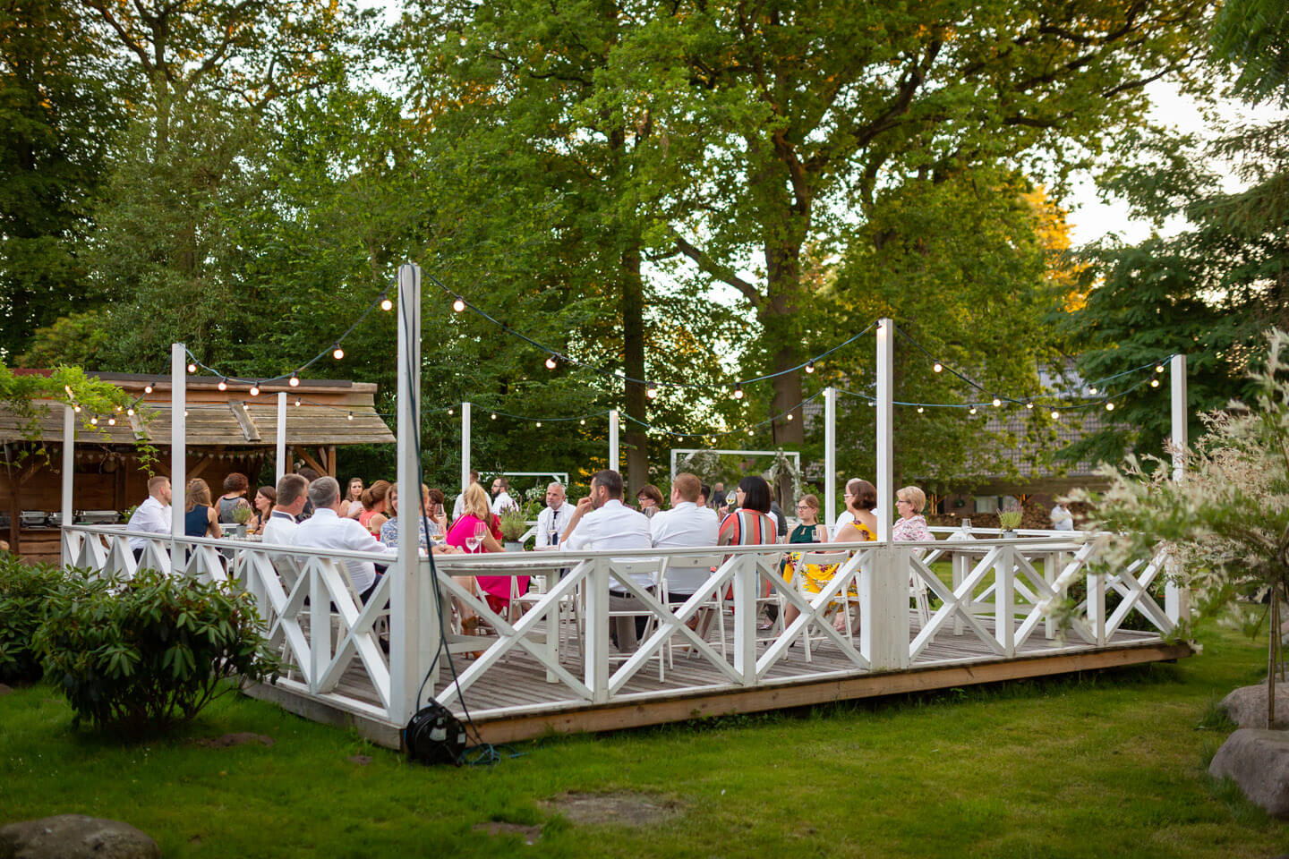 Hochzeitsgesellschaft im Garten
