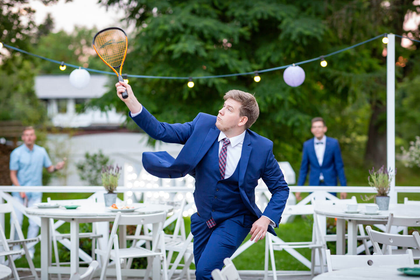 Hochzeitsgäste spielen Federball