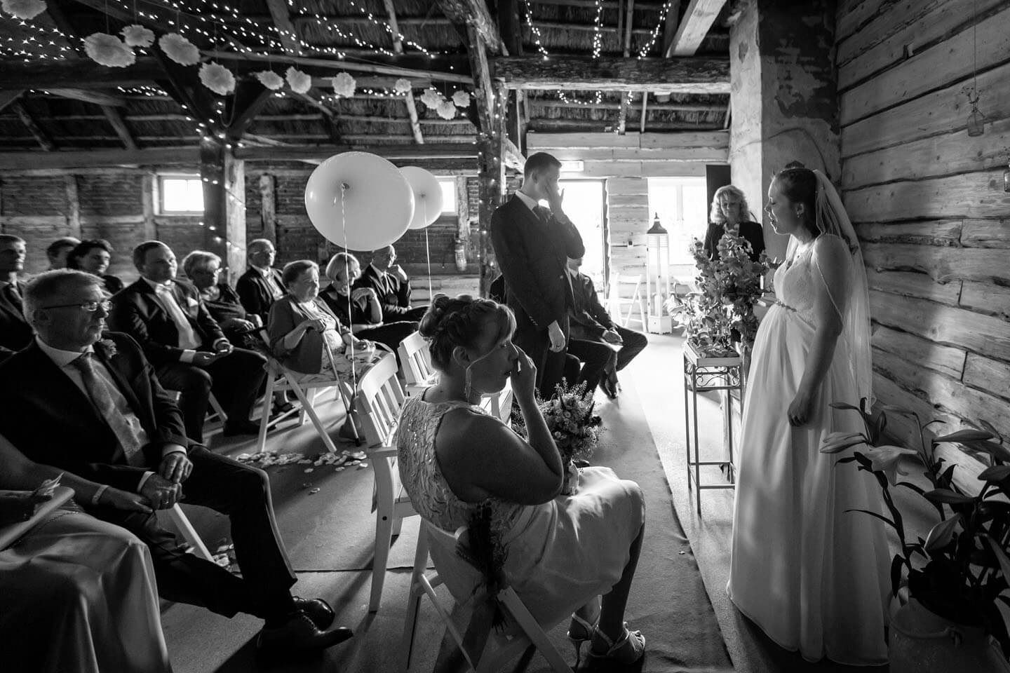 Braut singt ein Lied bei ihrer Scheunenhochzeit bei Hamburg