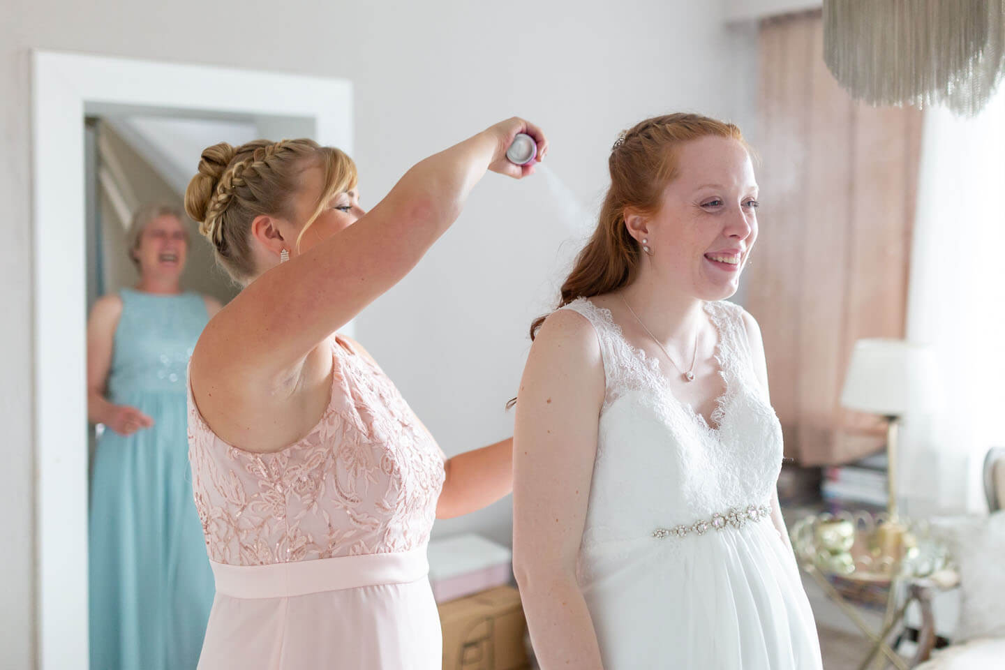 Getting ready - Trauzeugin sprüht Haarspray