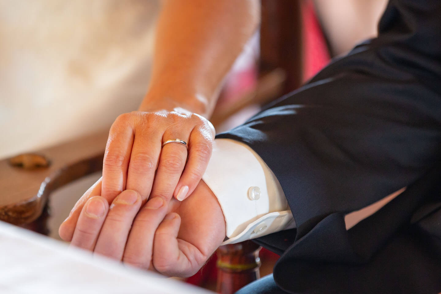 Hände vom Hochzeitspaar bei Standesamtlicher Trauung in der Windmühle Dibbersen