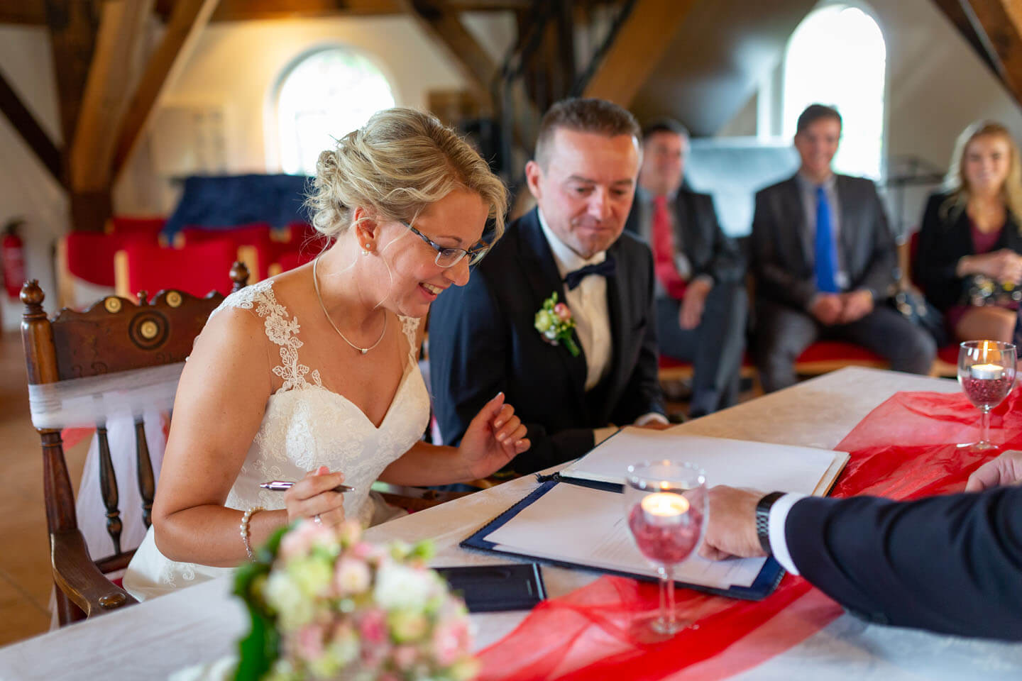 Standesamt: Unterschrift der Heiratsurkunde