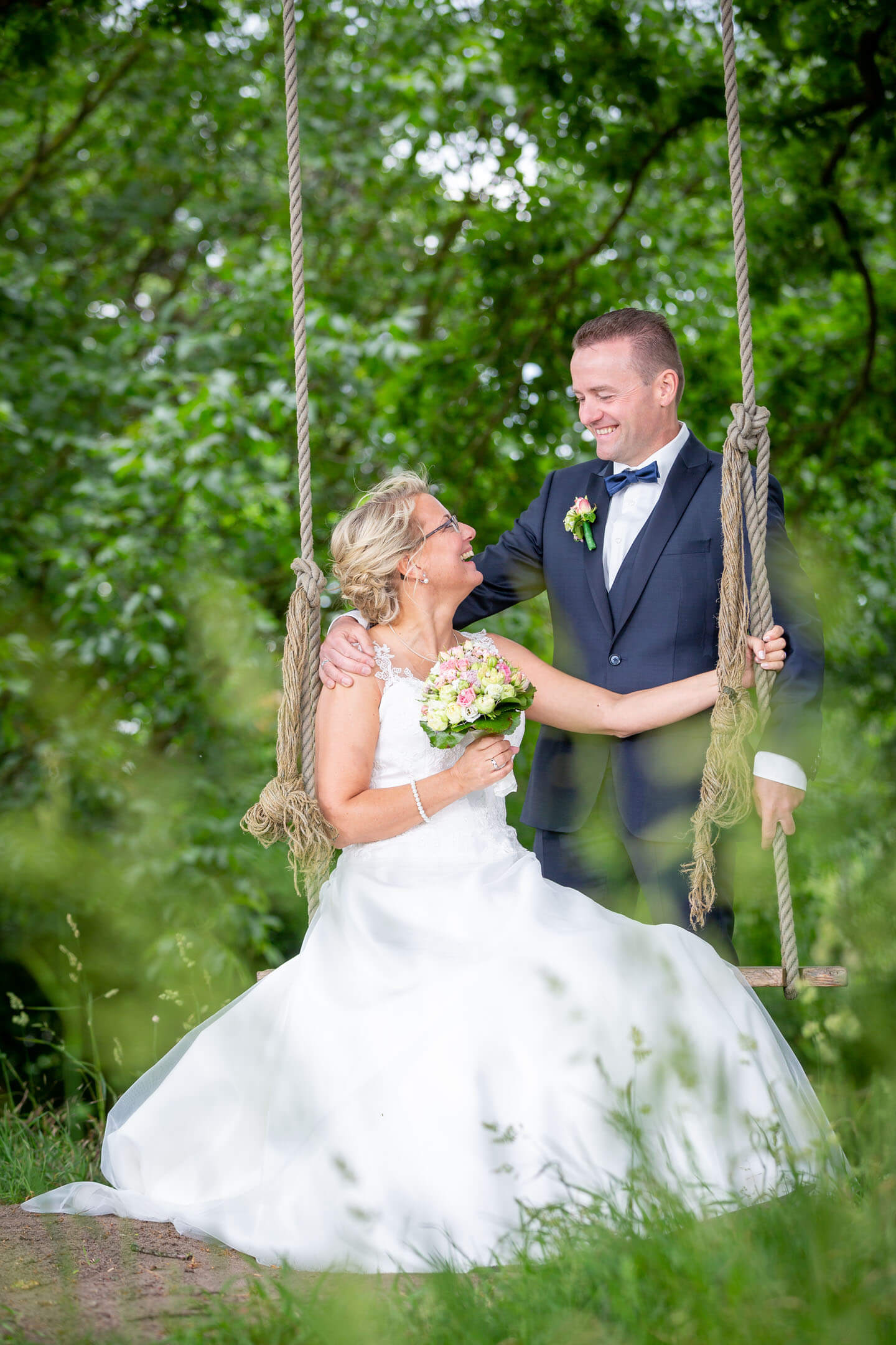 Hochzeitsfotograf Florian Läufer hat dieses Paar auf einer Schaukel abgelichtet