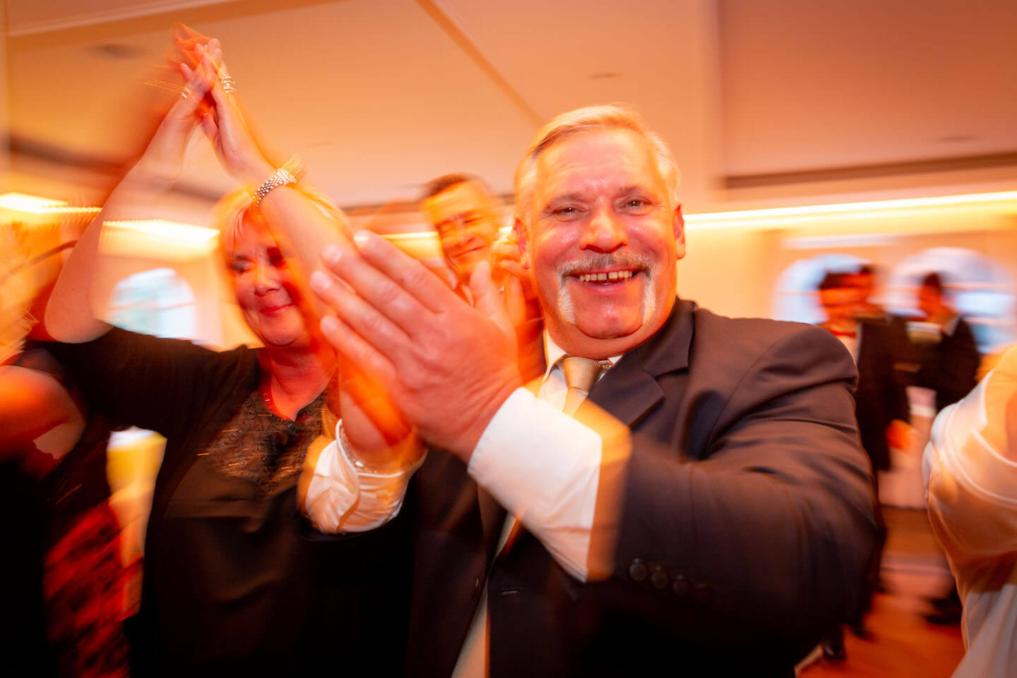 Hochzeitsgäste klatschen zum Eröffnungstanz