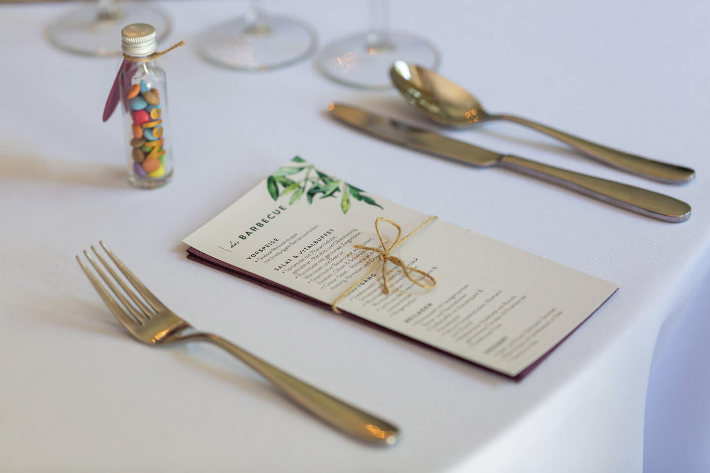 Das Hochzeitsmenü am eingedeckten Tisch