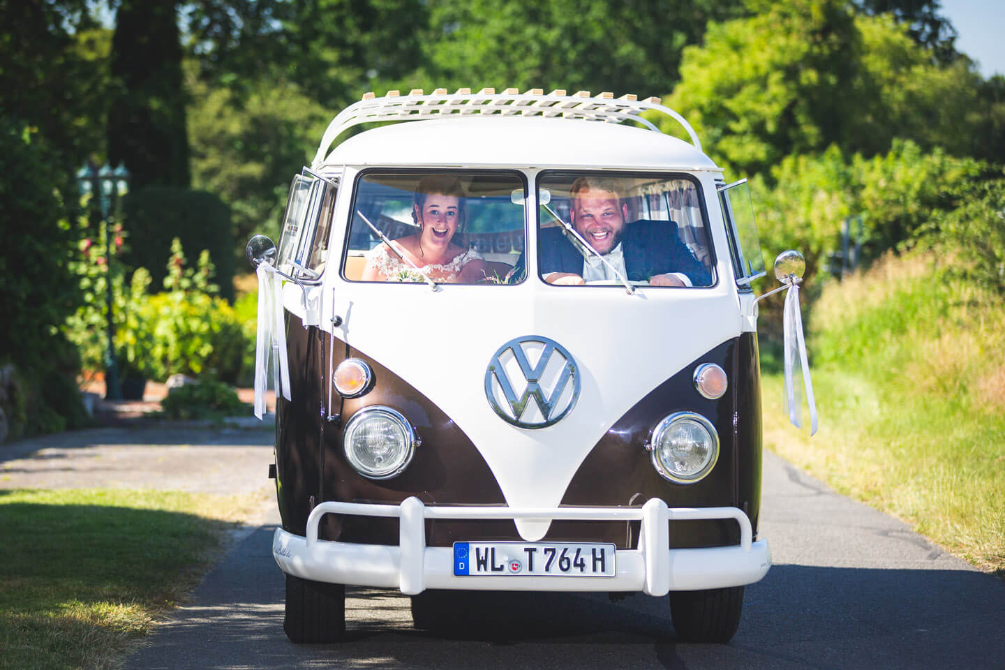 Hochzeitspaar im Heidebulli