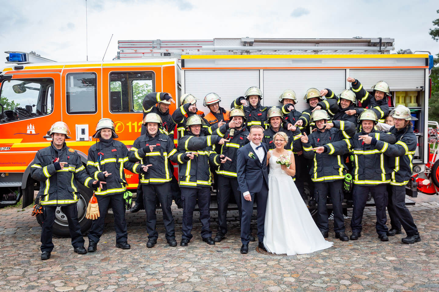 Brautpaar mit Kollegen der Feuerwehr