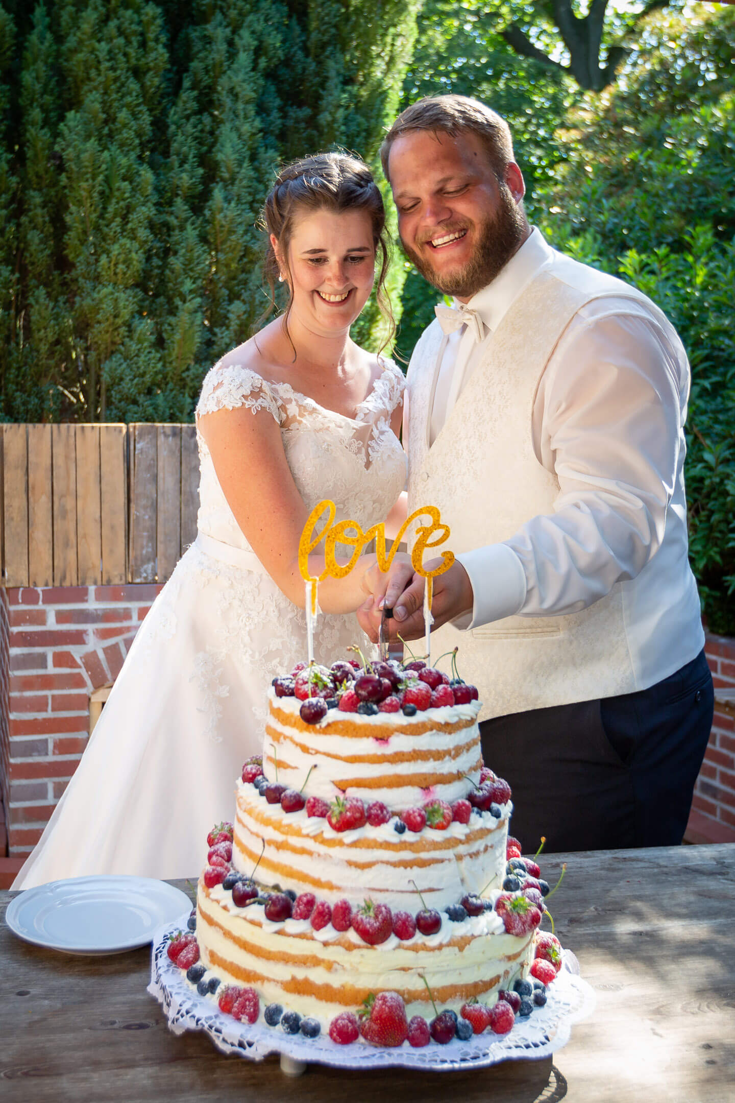 Ein großer Moment: der Anschnitt der Hochzeitstorte