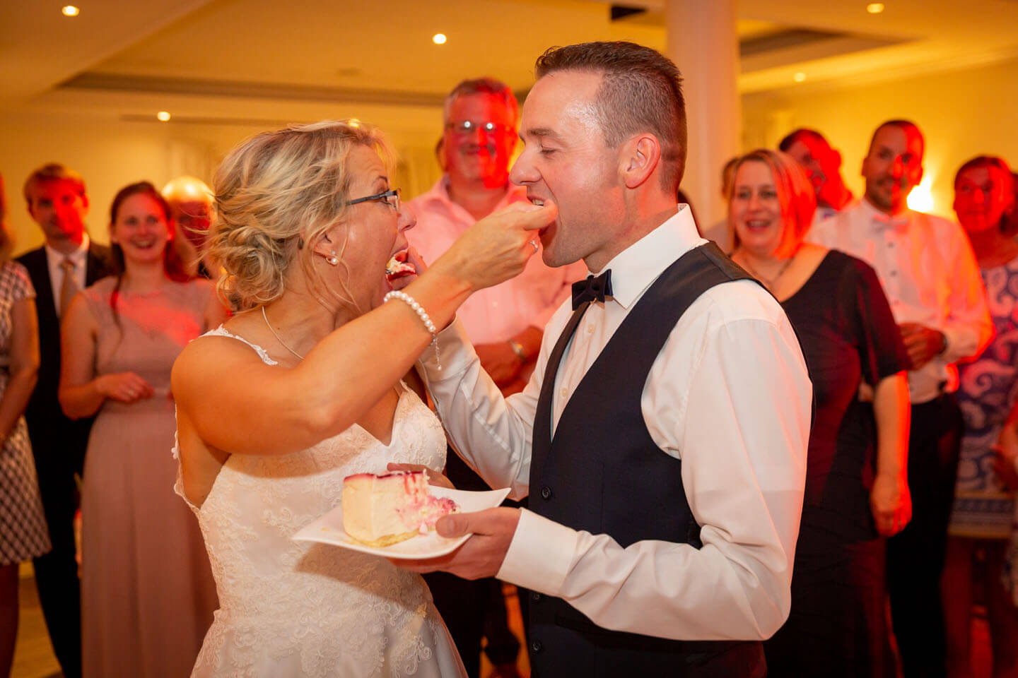 Hochzeitstorte essen