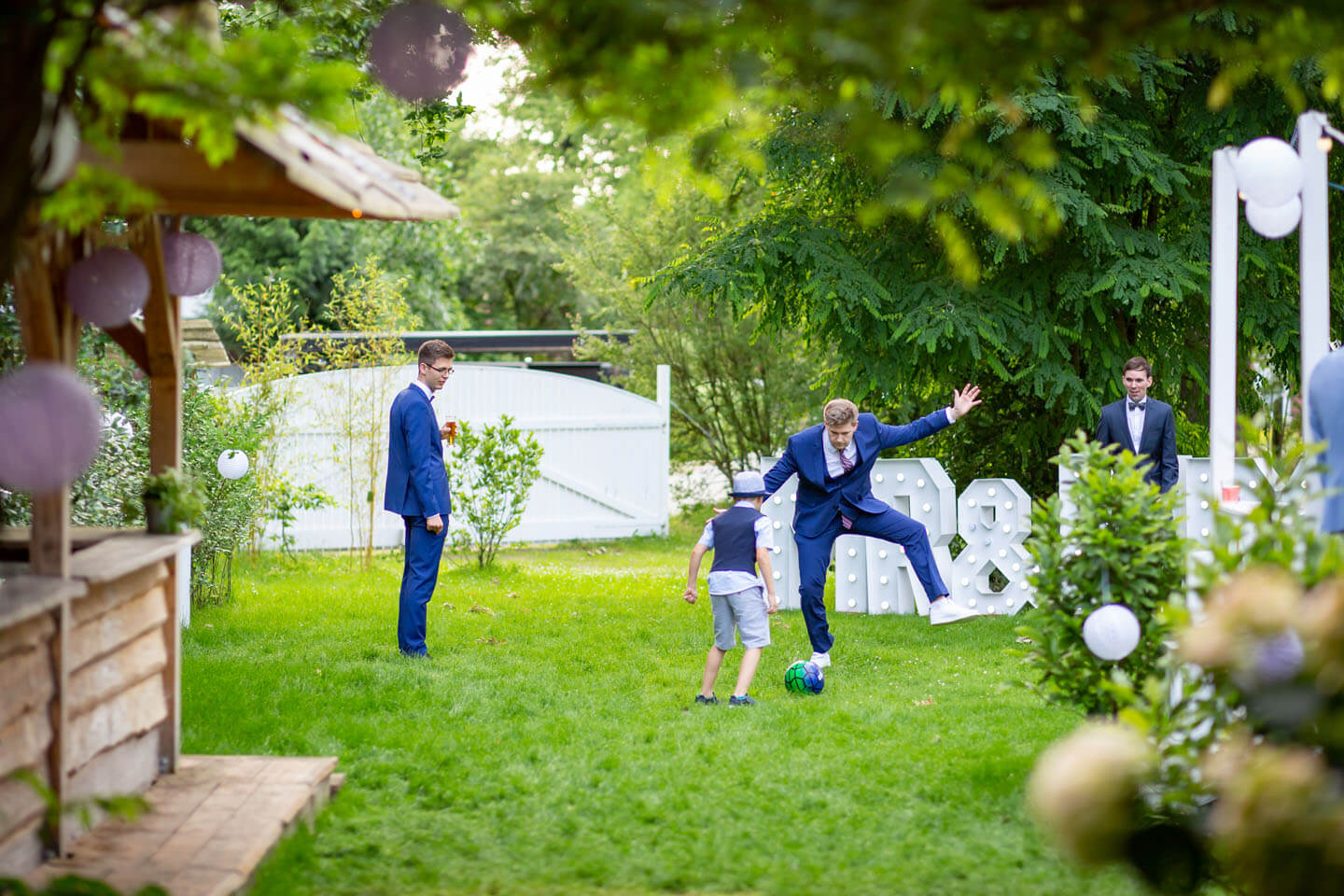 Gäste beim Gartenfest einer Hochzeit
