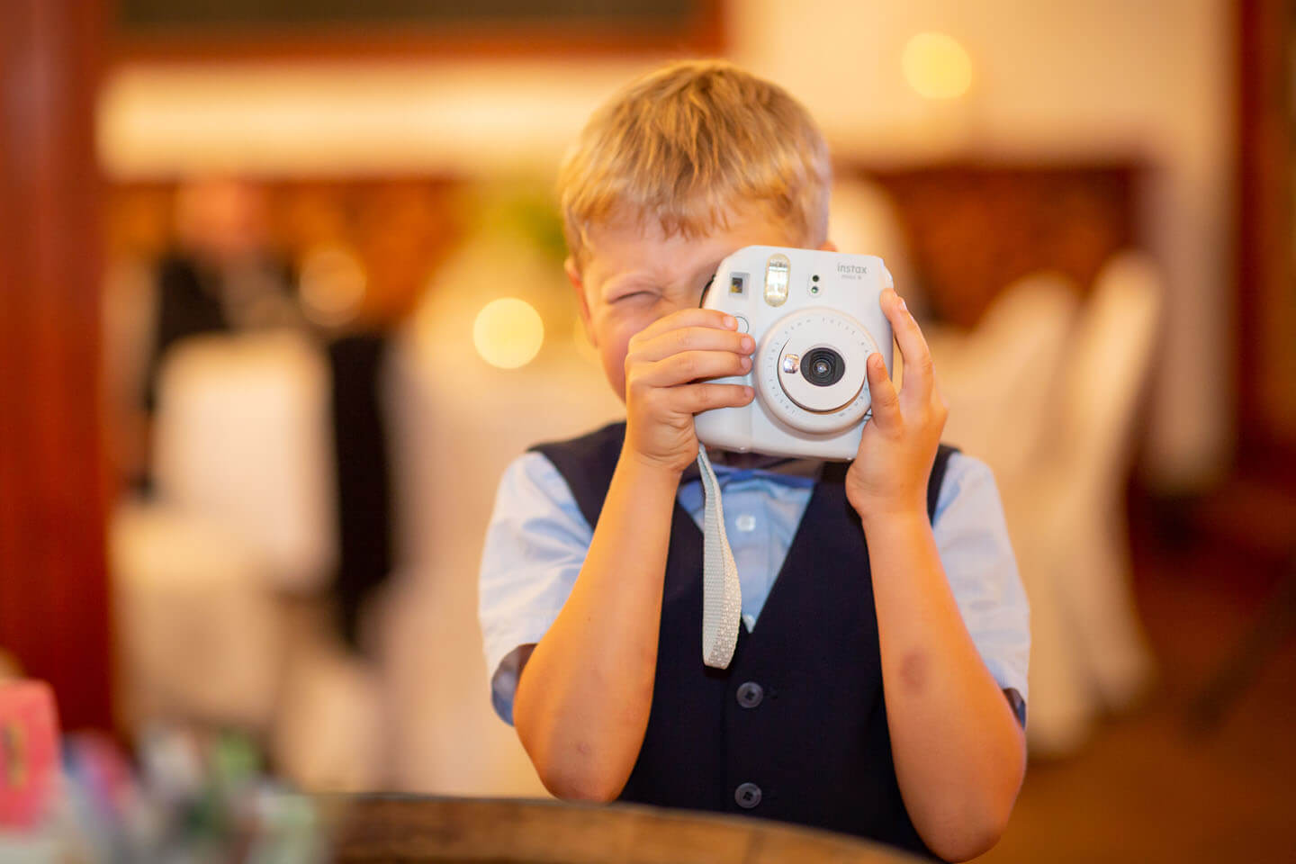 Junge fotografiert mit Polaroid-Kamera