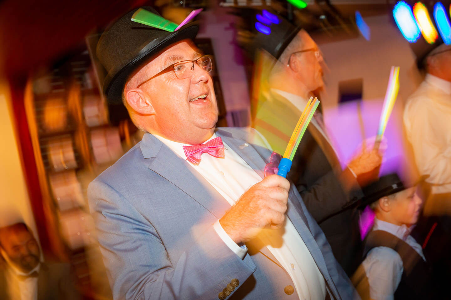 Hochzeitsgast mit Knicklichtern