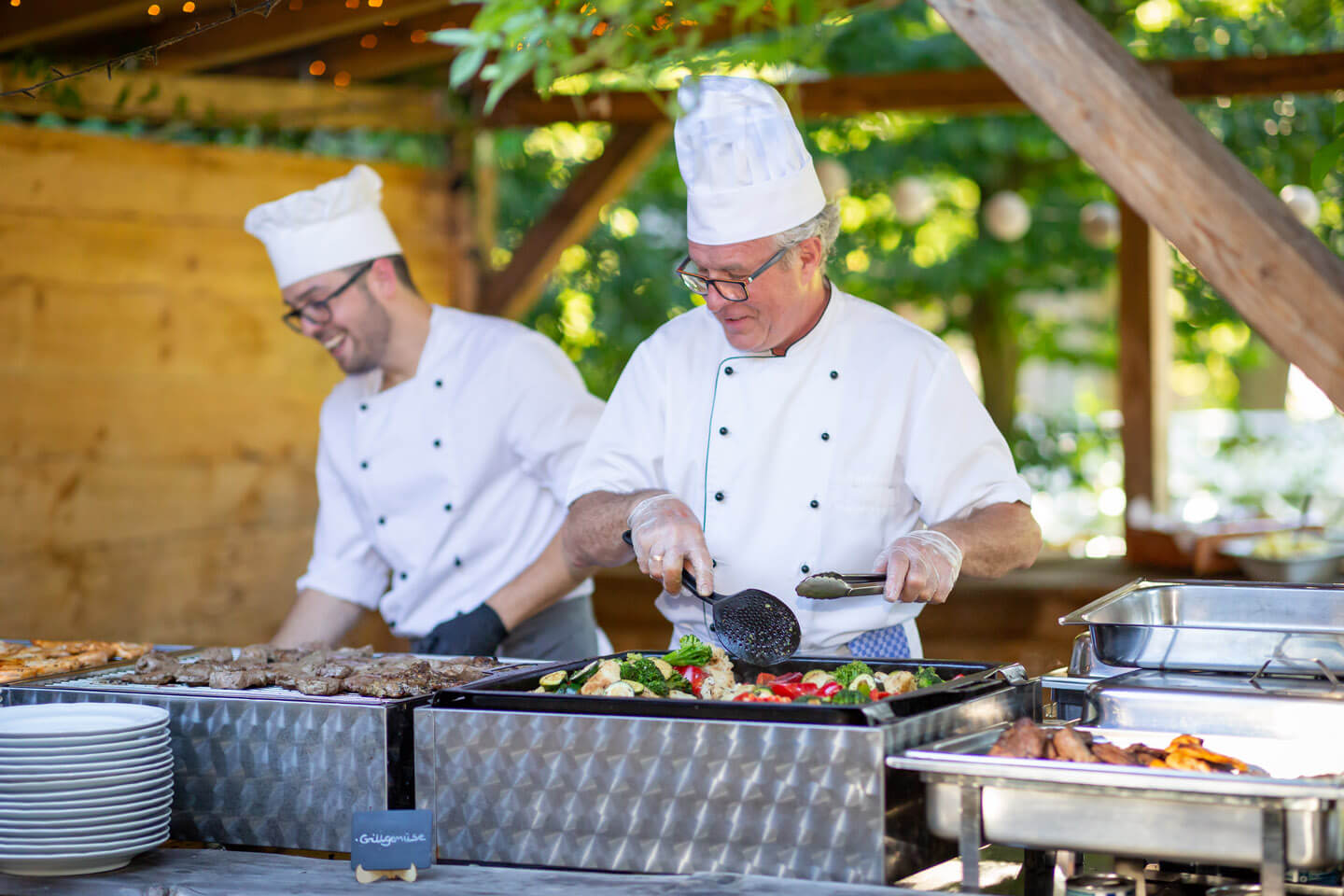 Köche am Grill-Büfett einer Sommerhochzeit