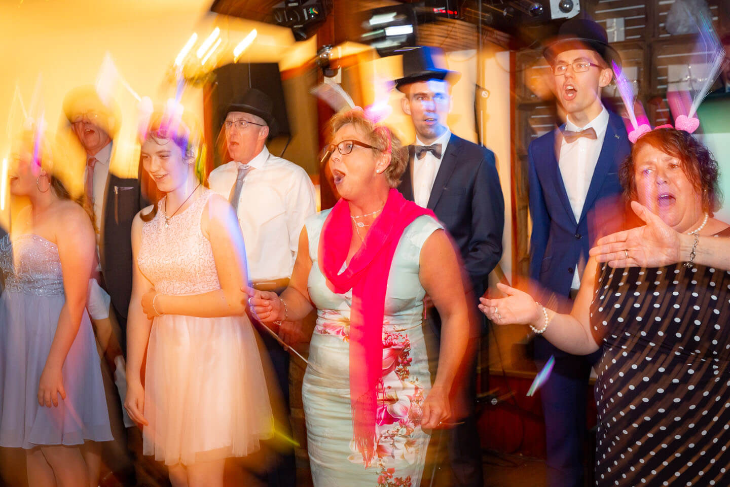 Hochzeitsgäste tragen ein Lied vor.