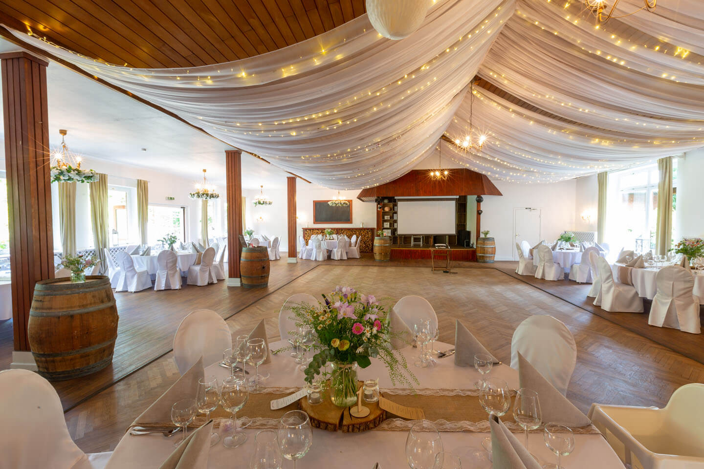 Festsaal im Landhaus Westerhof. Festgehalten von dem Hochzeitfotograf Florian Läufer.