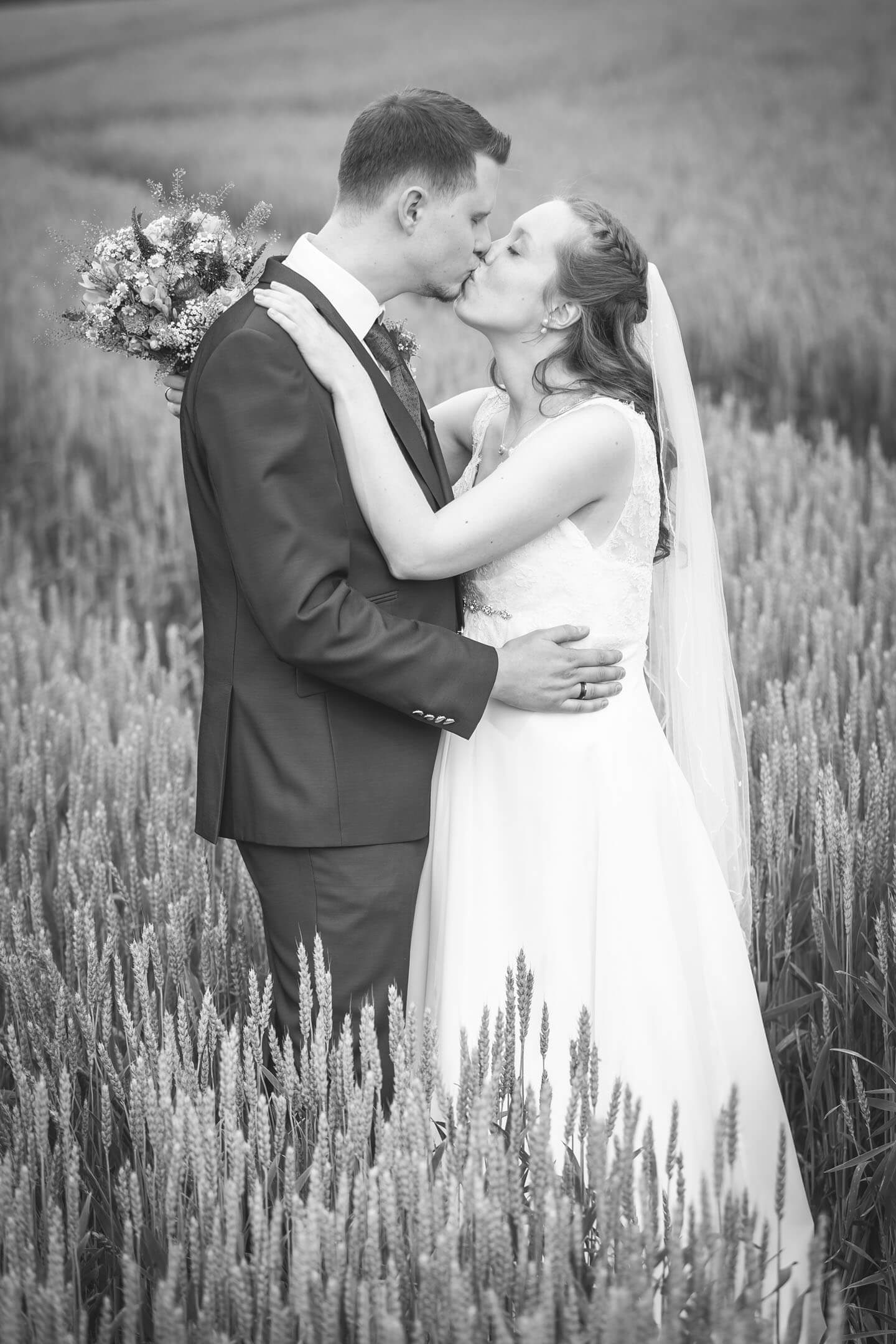 Hochzeitsfoto im Kornfeld