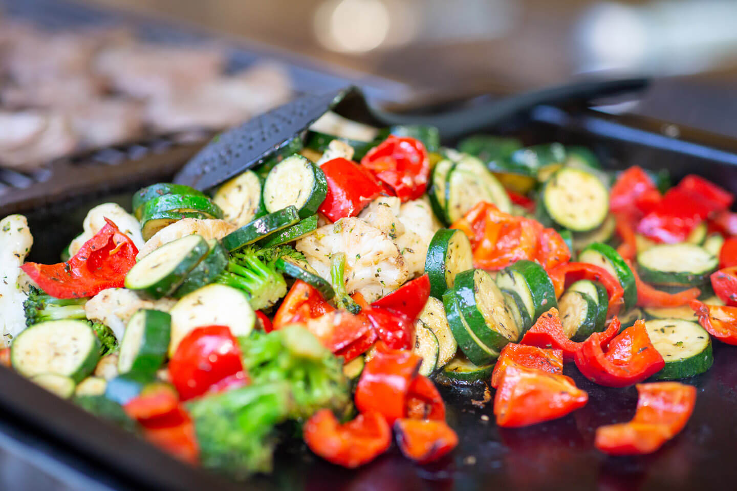 Pfannengemüse beim Barbecue einer Sommerhochzeit