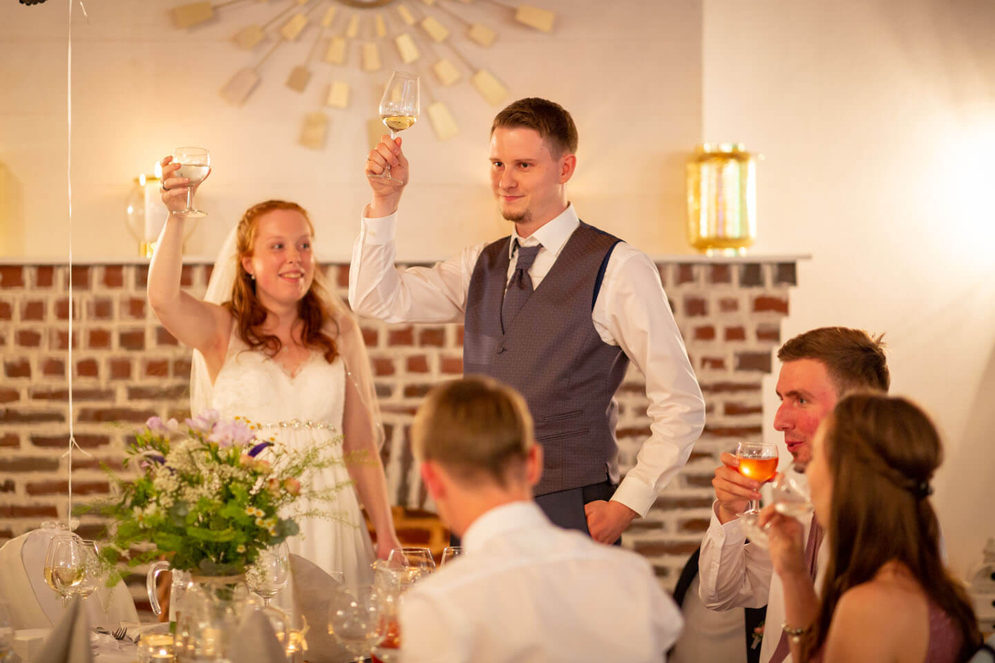 Cheers! Hochzeitspaar hebt das Glas.