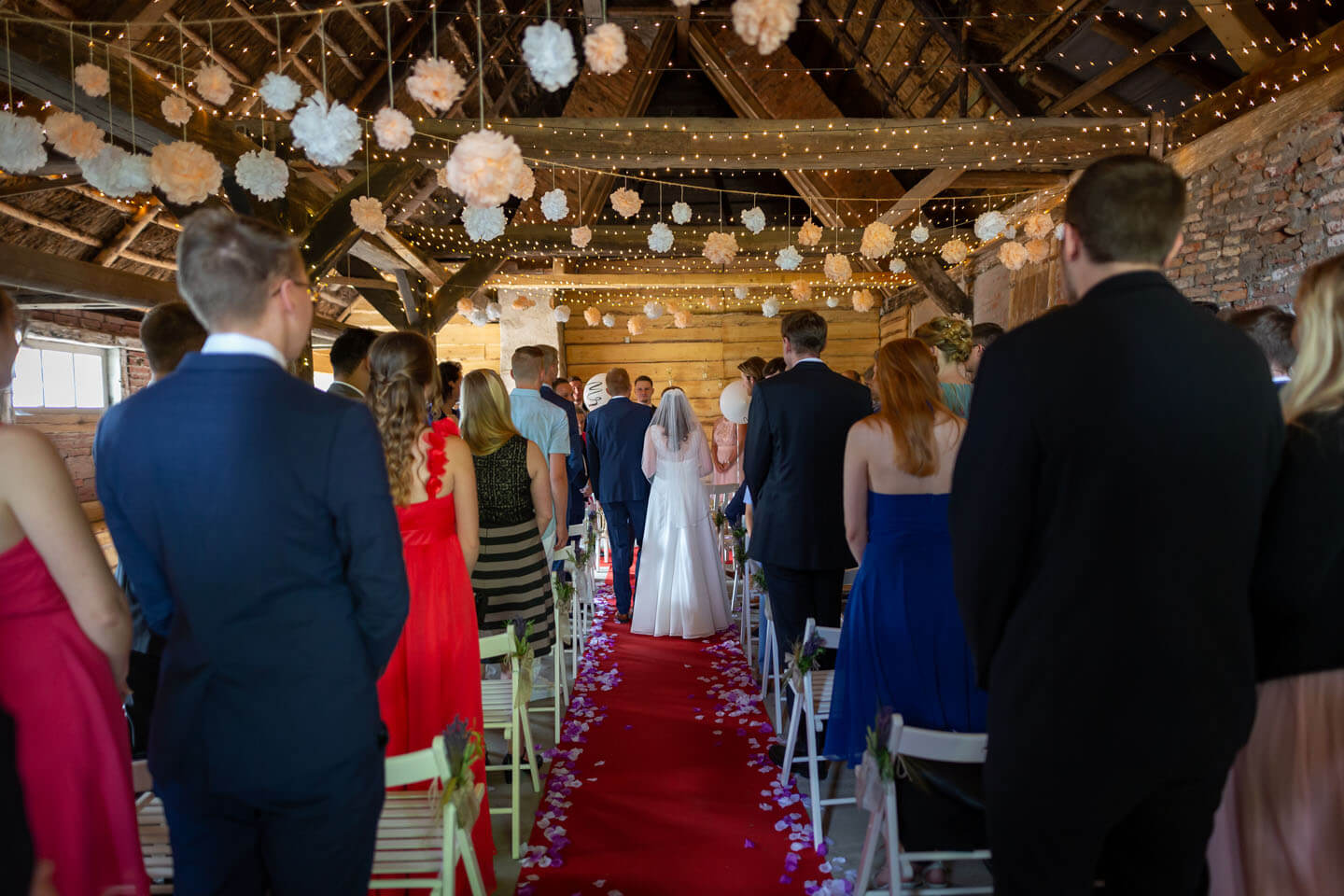 Freie Trauung in geschmückter Scheune.