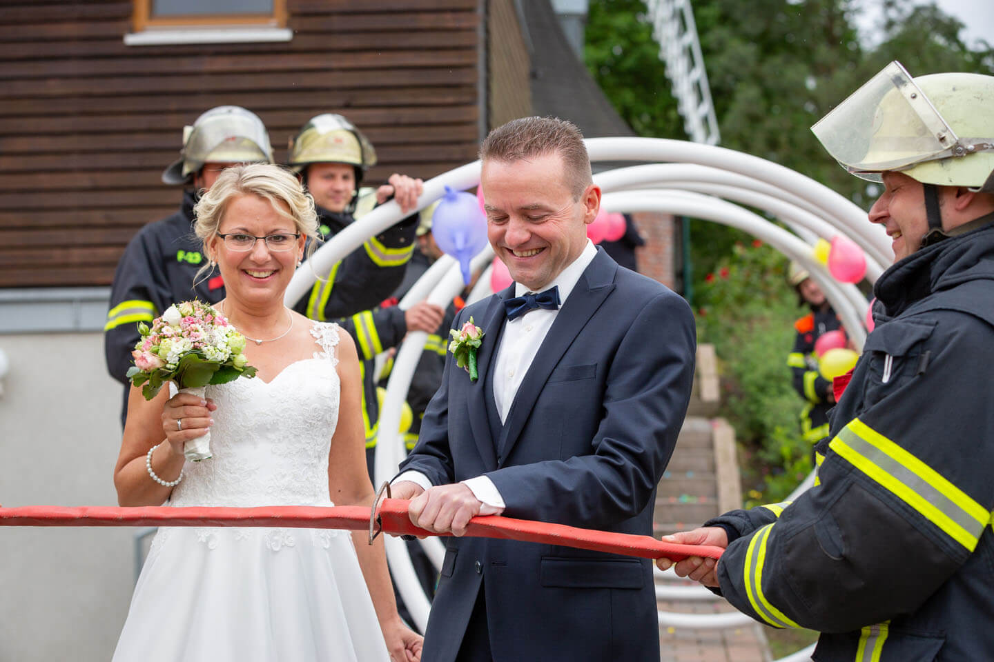 Durchsägen eines Feuerwehrschlauchs vor dem Standesamt