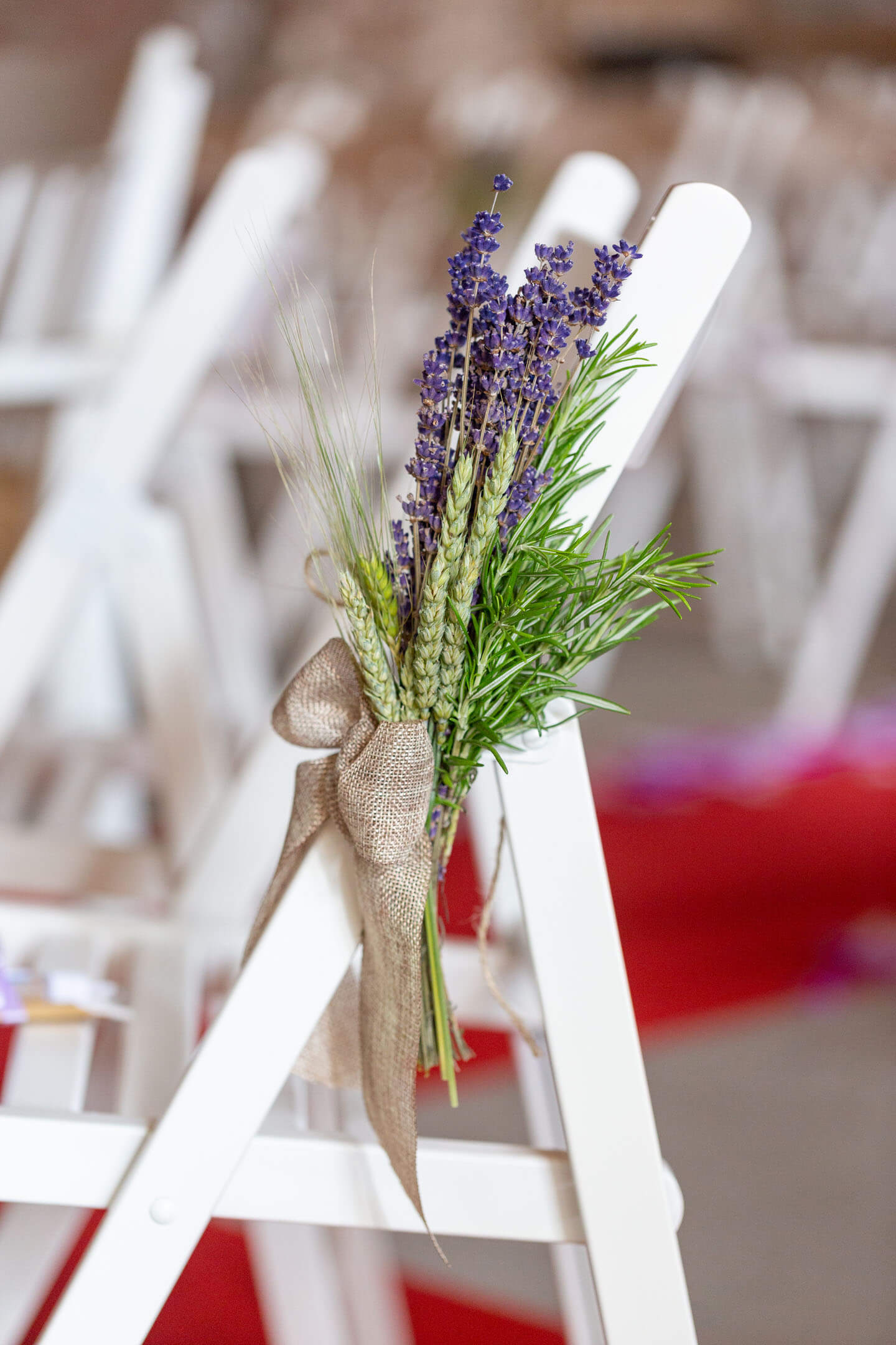 Stuhlschmuck bei Hochzeit in der Scheune