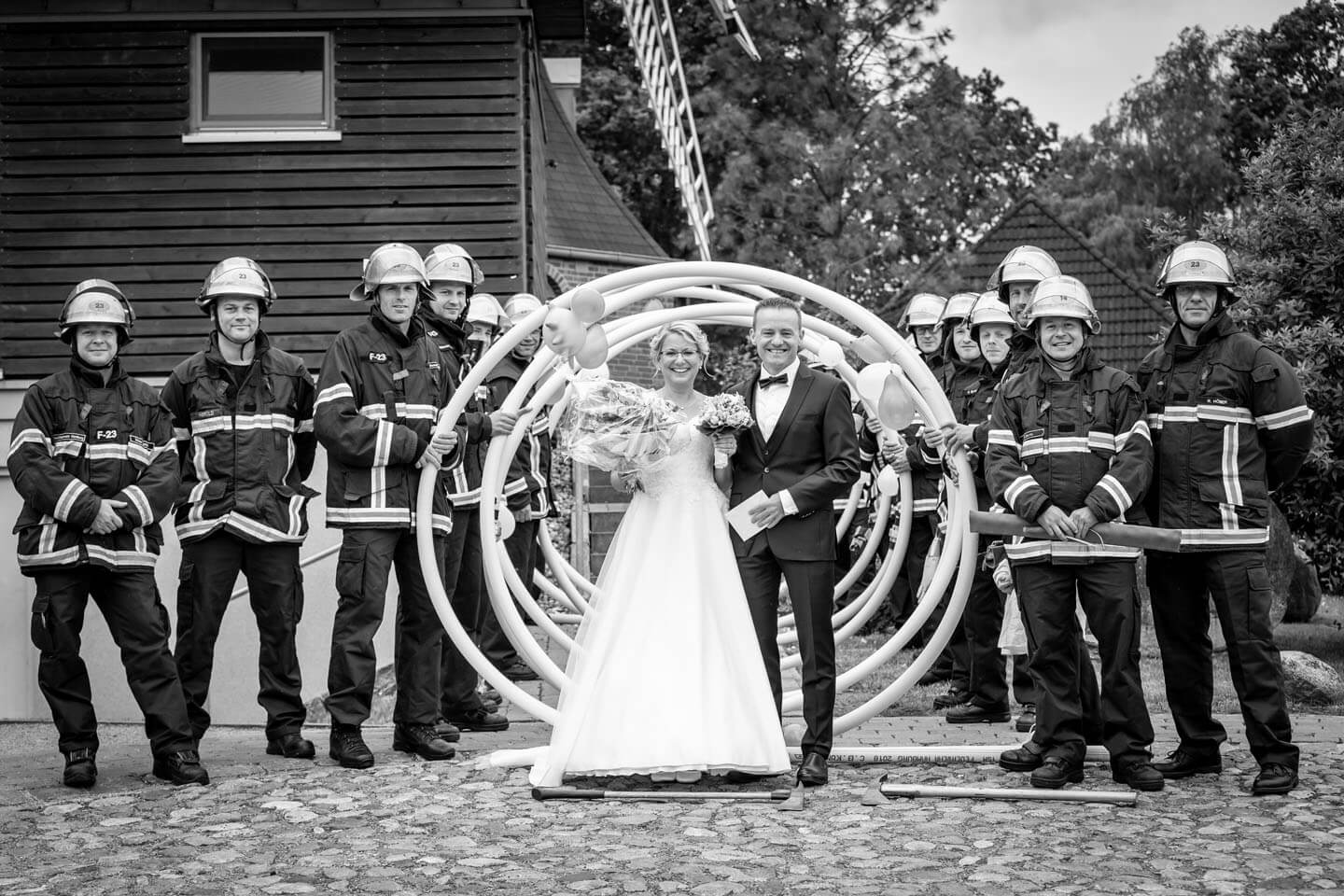 Brautpaar mit Feuerwehrmännern