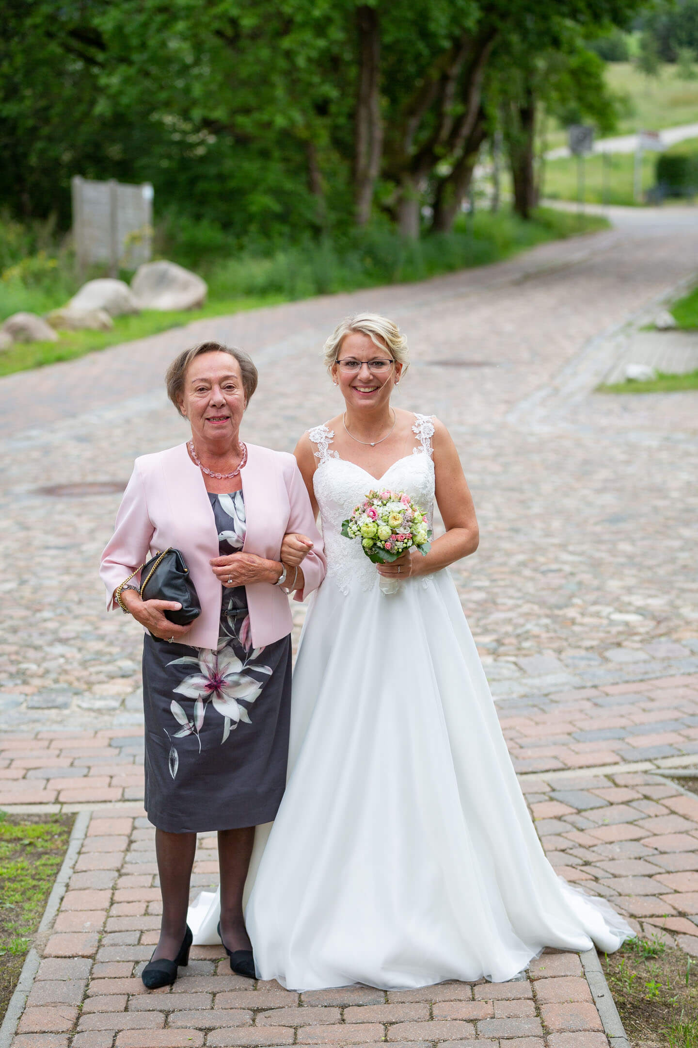 Braut und Brautmama vor dem Standesamt