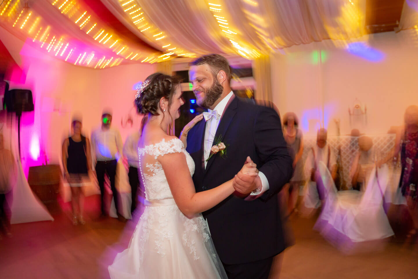 Brautpaar auf der Tanzfläche (Foto: Florian Läufer)