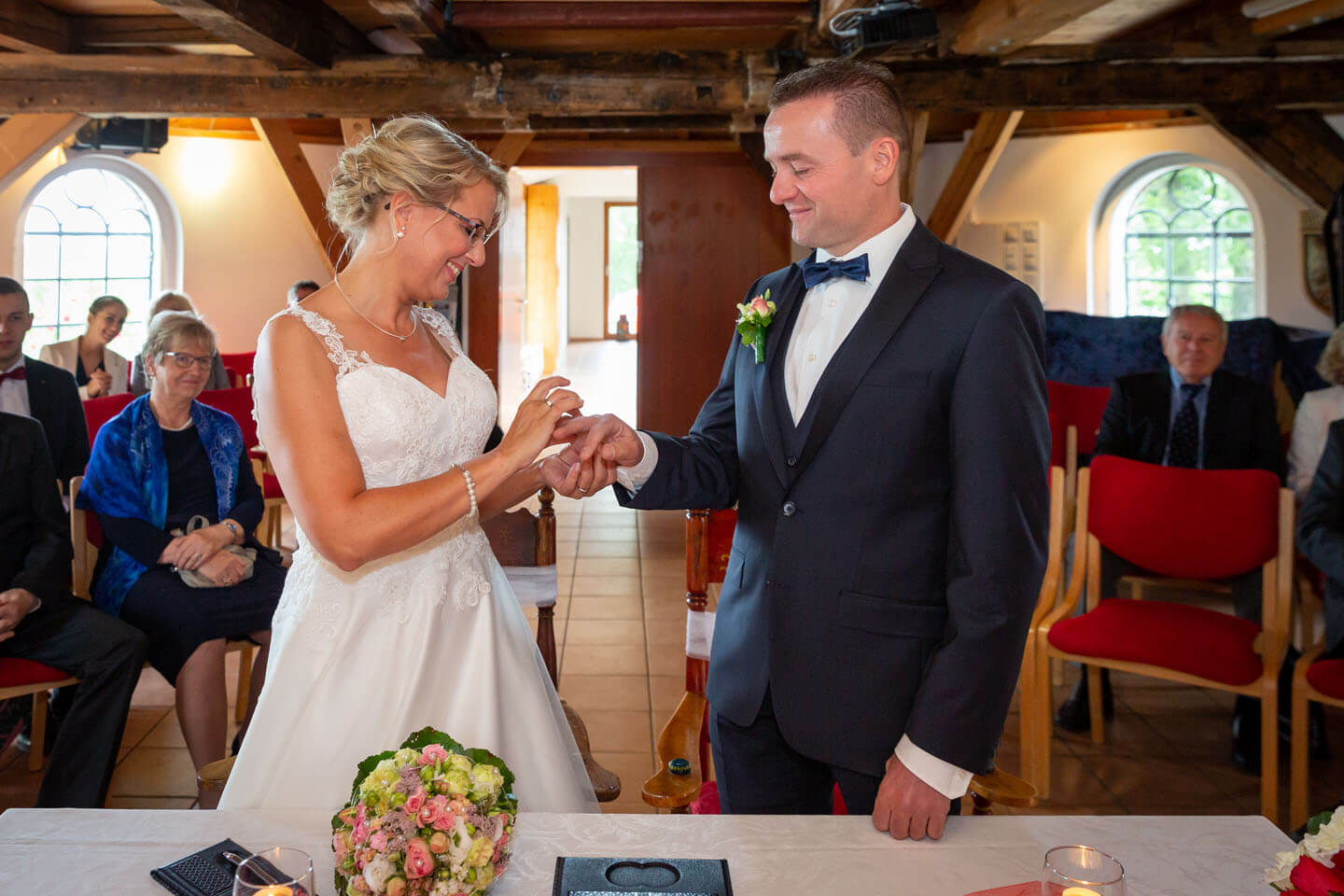 Ringtausch bei einer Trauung in der Windmühle Dibbersen