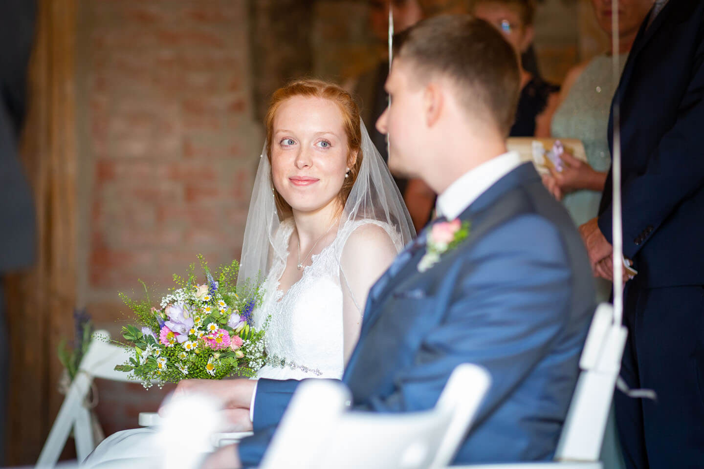 Braut bblickt Bräutigam in die Augen.