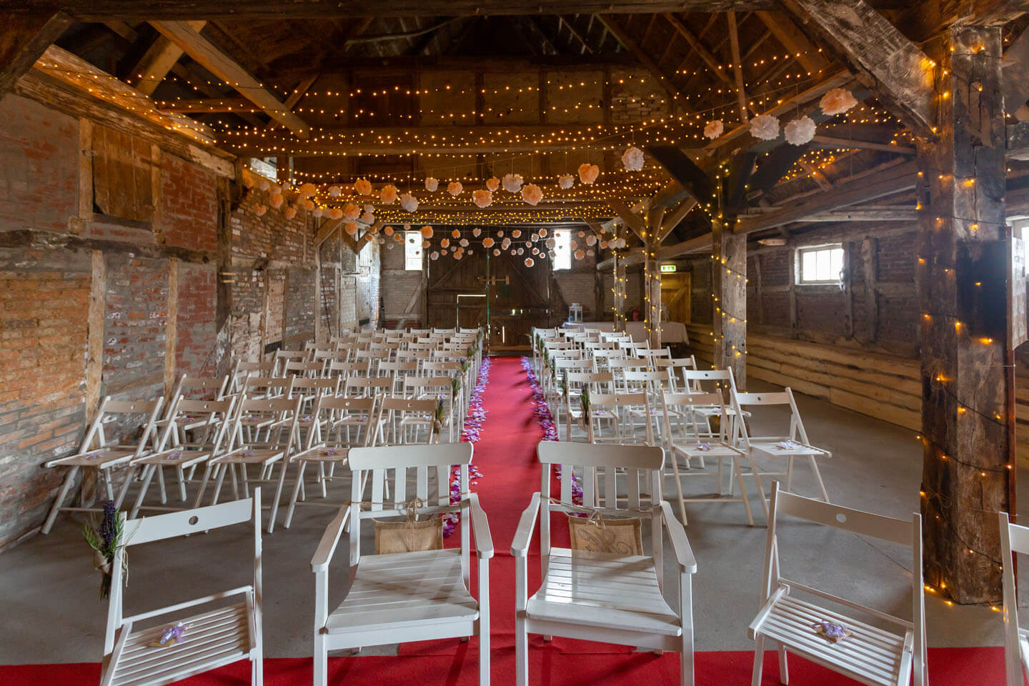 Scheune für Hochzeit geschmückt und vorbereitet