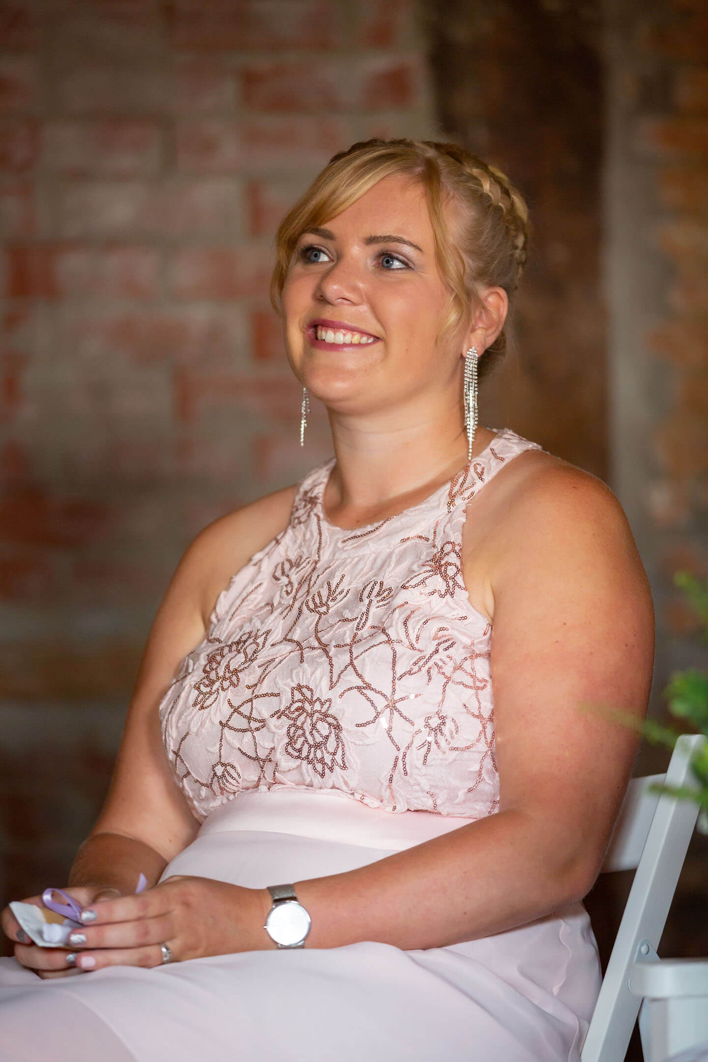 Trauzeugin bei einer freien Trauung in der Scheune