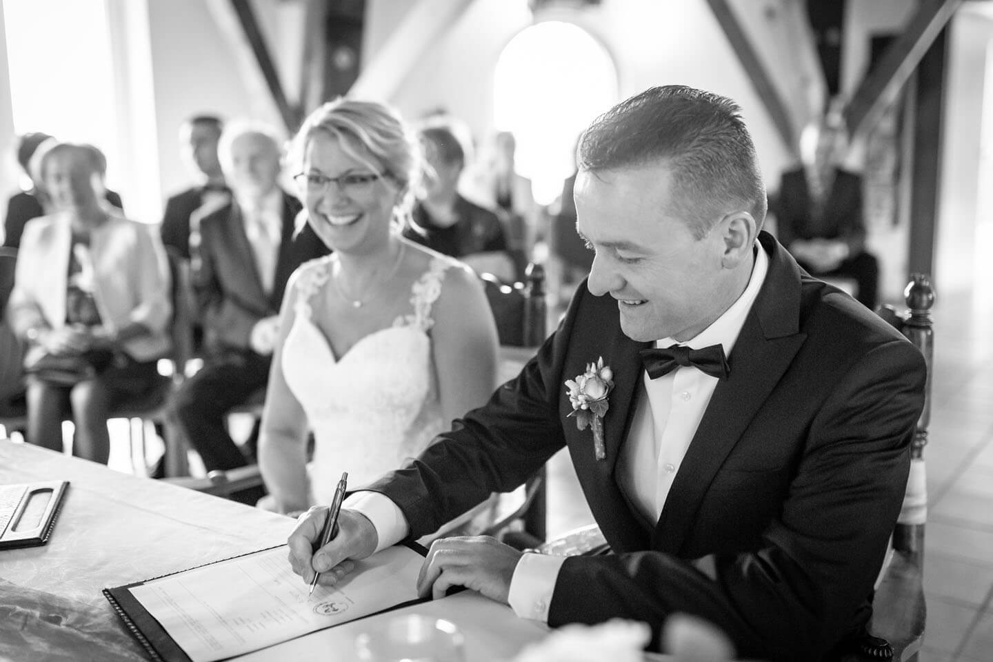 Bräutigam unterschreibt die Heiratsurkunde