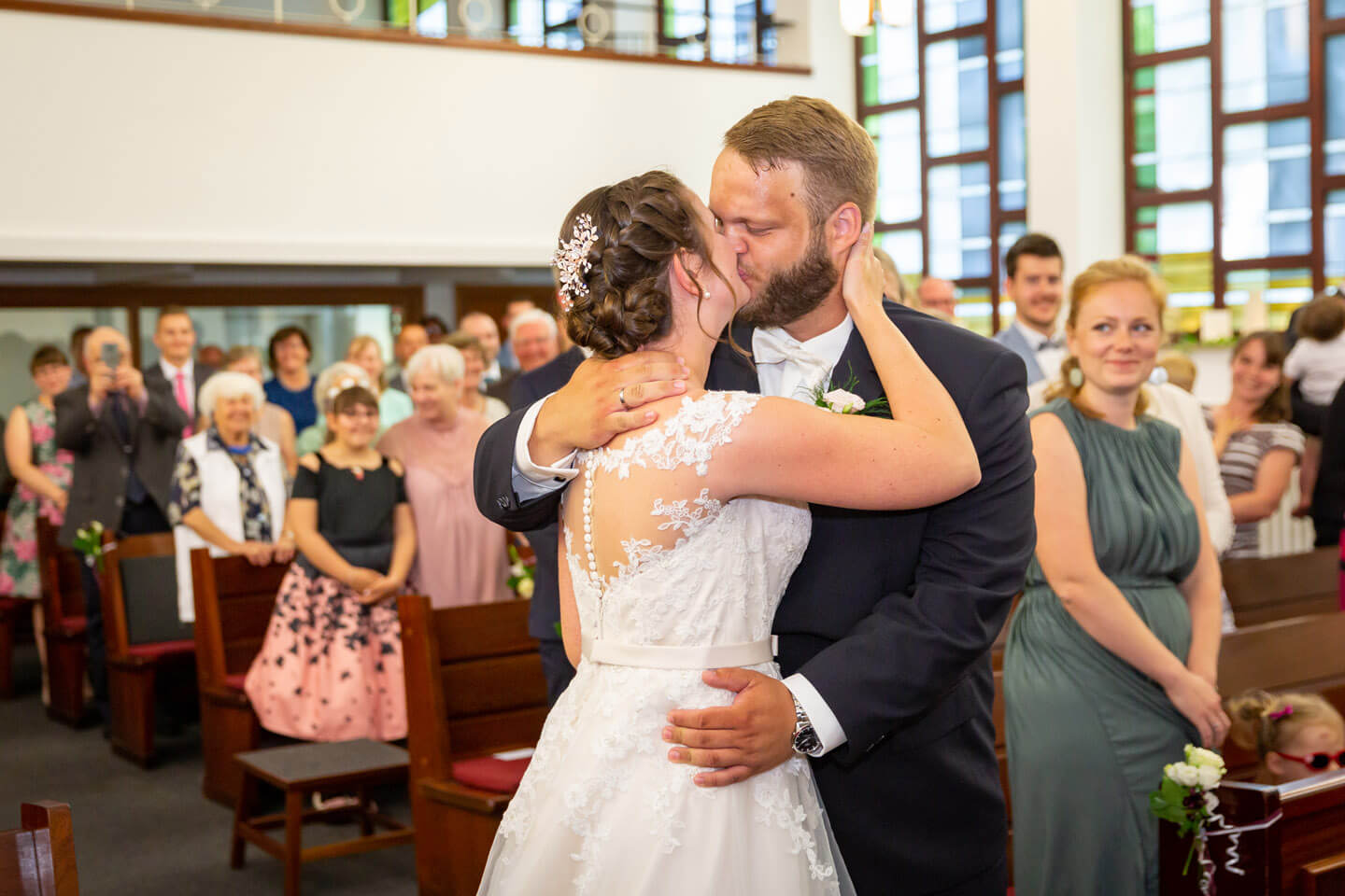 Vermählungskuss in der Neuapostolischen Kirche in Hamburg Eimsbüttel