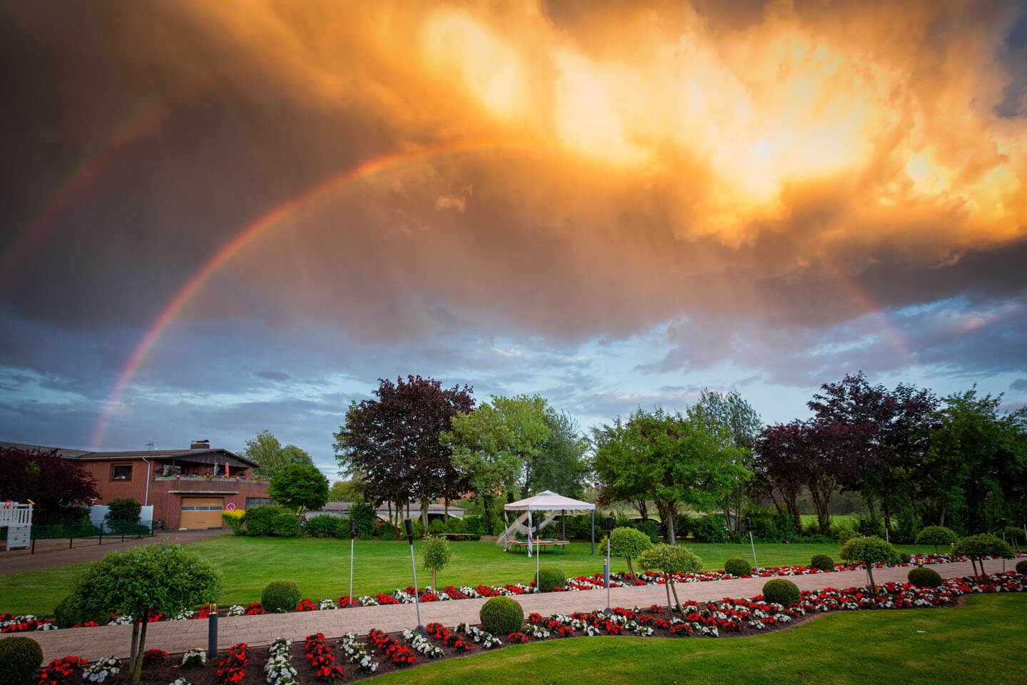 Regenbogen über dem Vierländer Landhaus