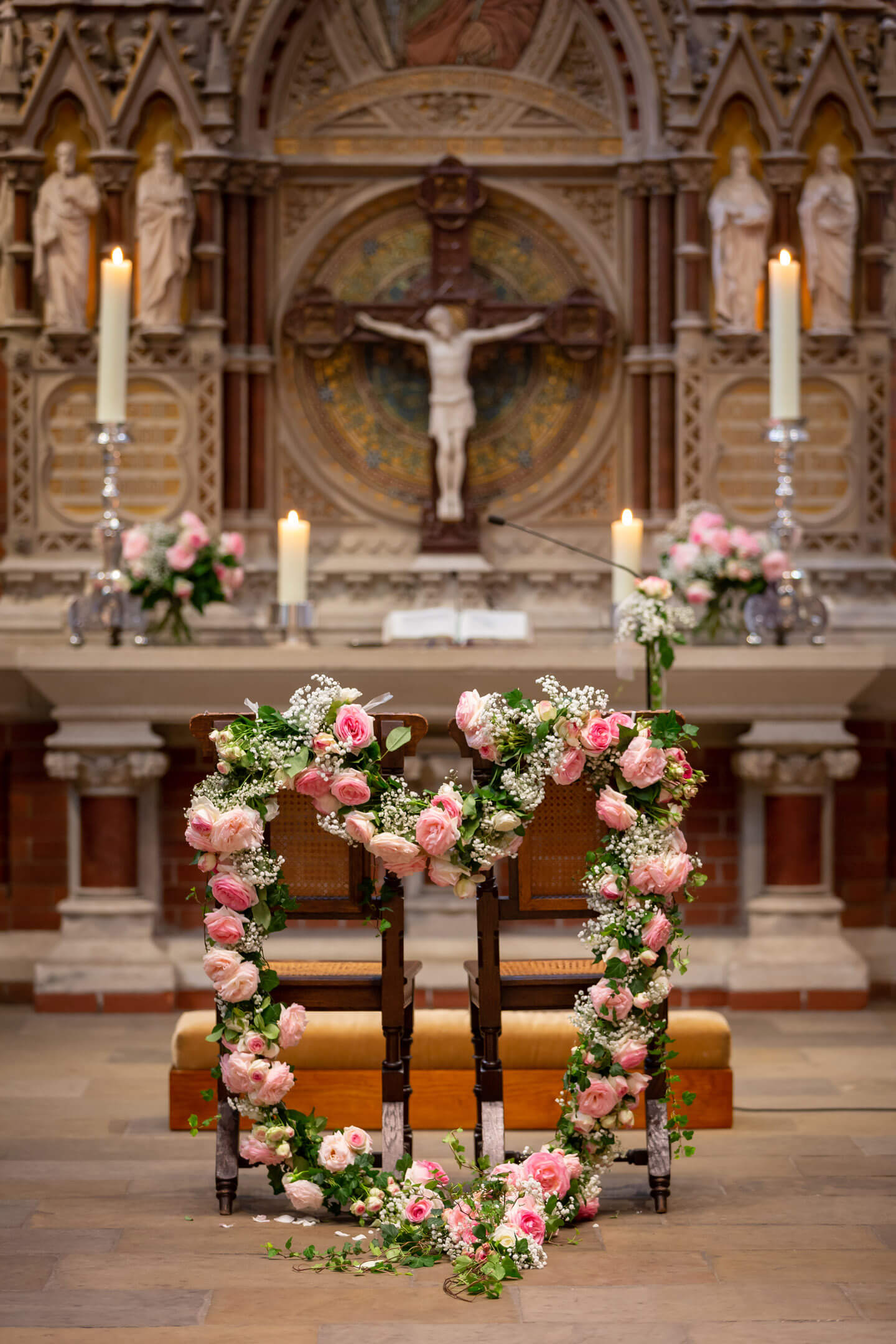 Blumenherz am Altar der St. Gertrud-Kirche in Hamburg