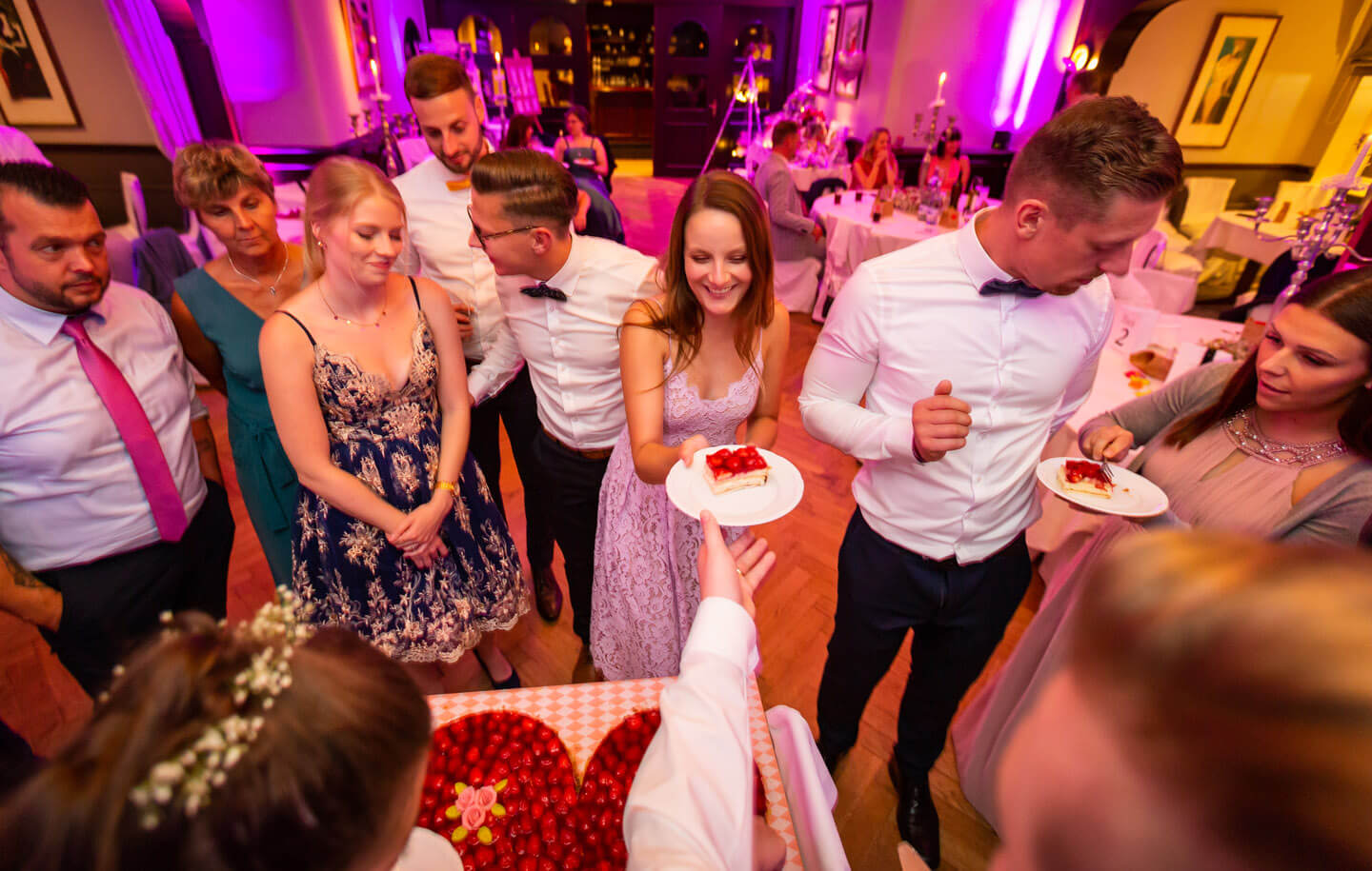 Anschnitt einer herzförmigen Hochzeitstorte