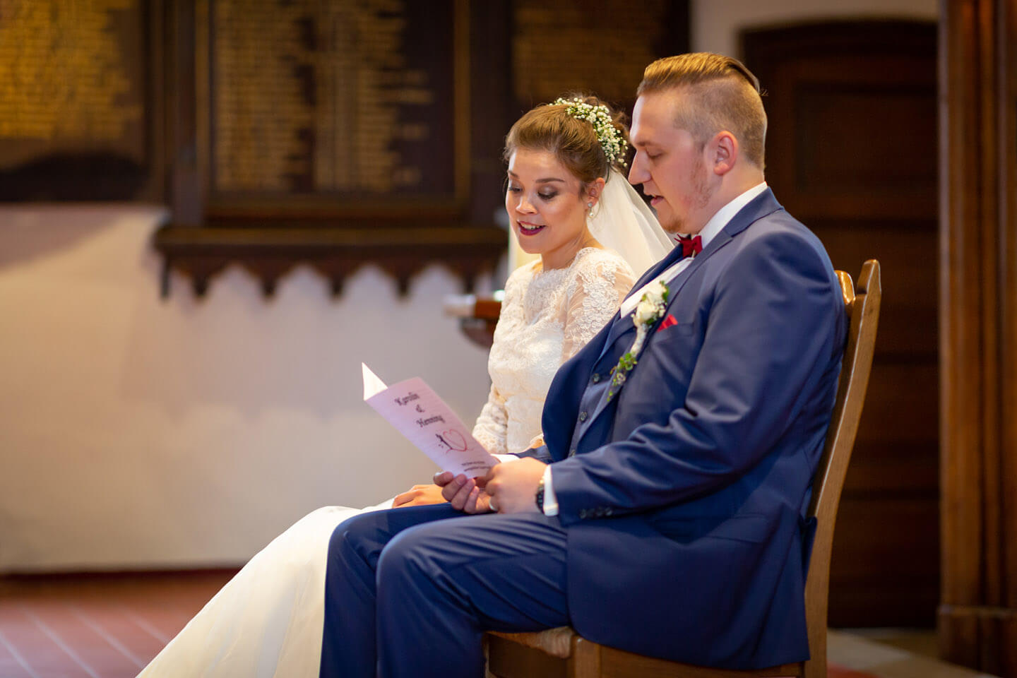 Hochzeitspaar singt vor dem Altar