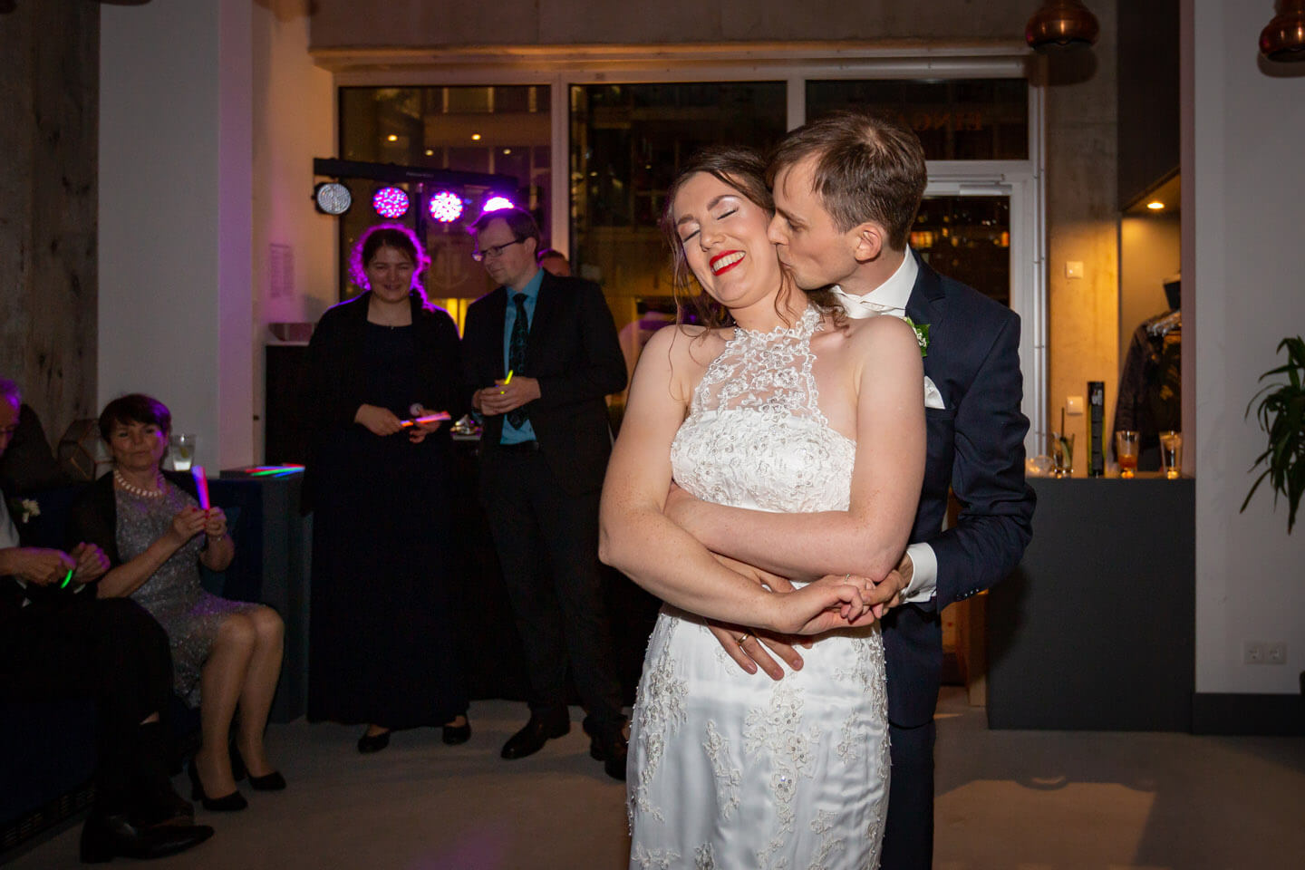 Bräutigam küsst seine Braut nach dem Hochzeitstanz