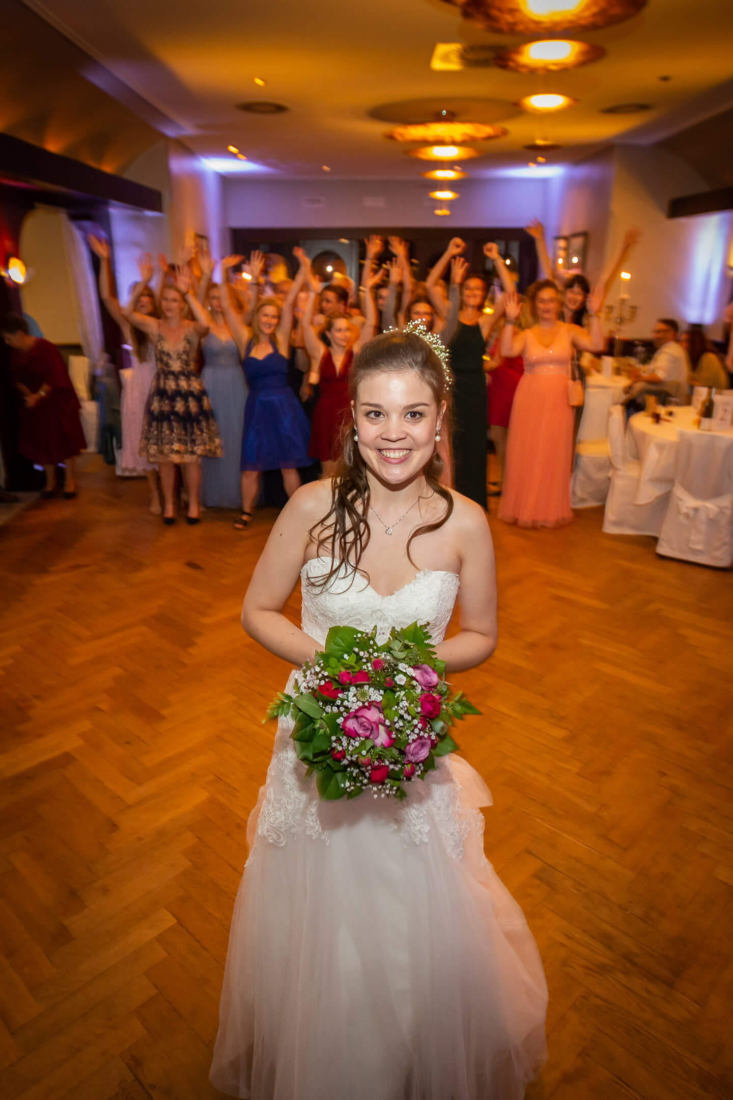 Die Braut kurz vor dem Wurf vom Brautstrauss