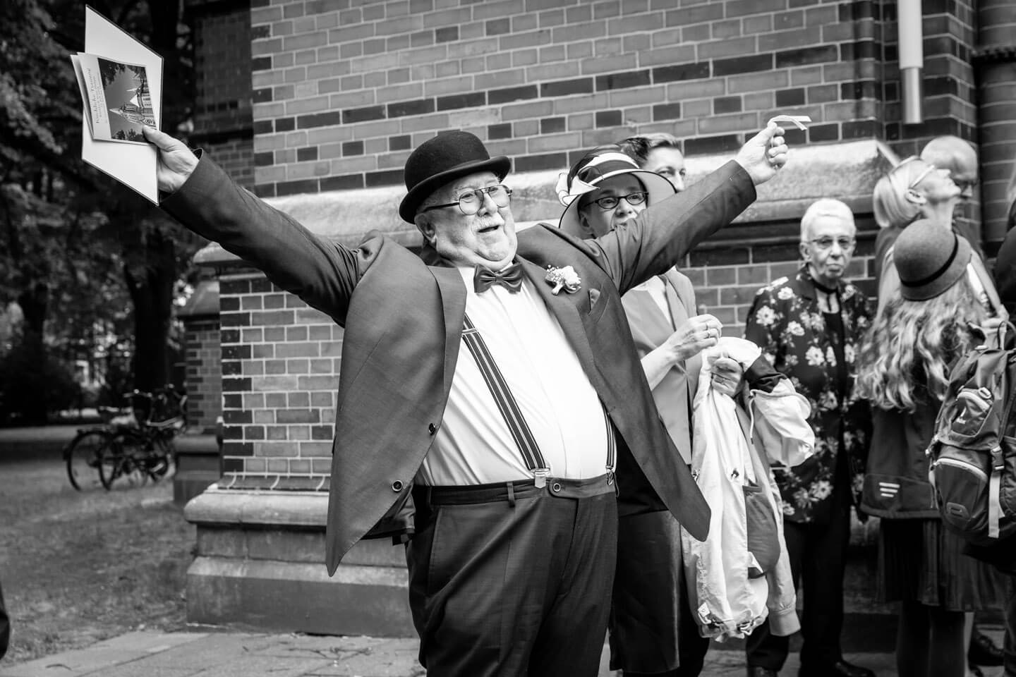 Brautvater freut sich nach der Trauung